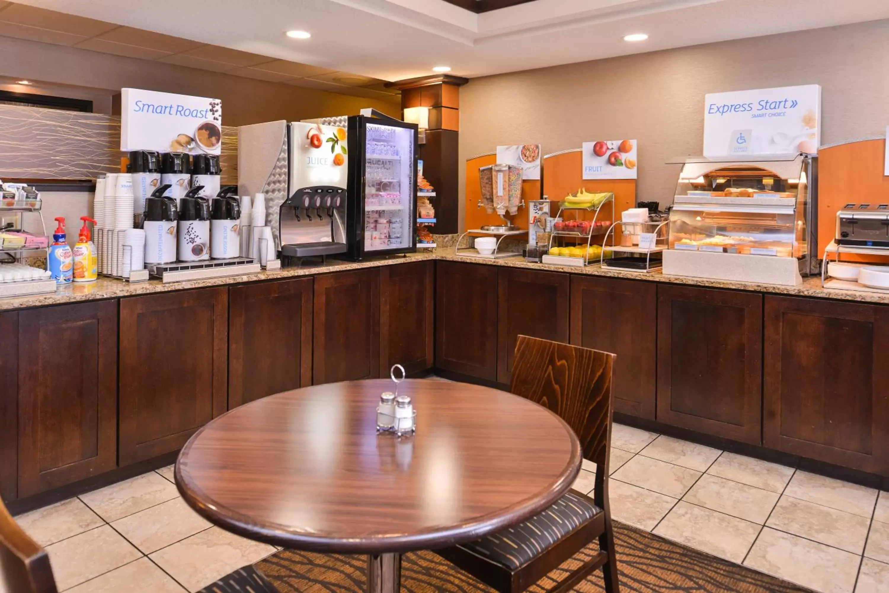 Breakfast, Restaurant/Places to Eat in Holiday Inn Express Hotels & Suites Topeka West, an IHG Hotel