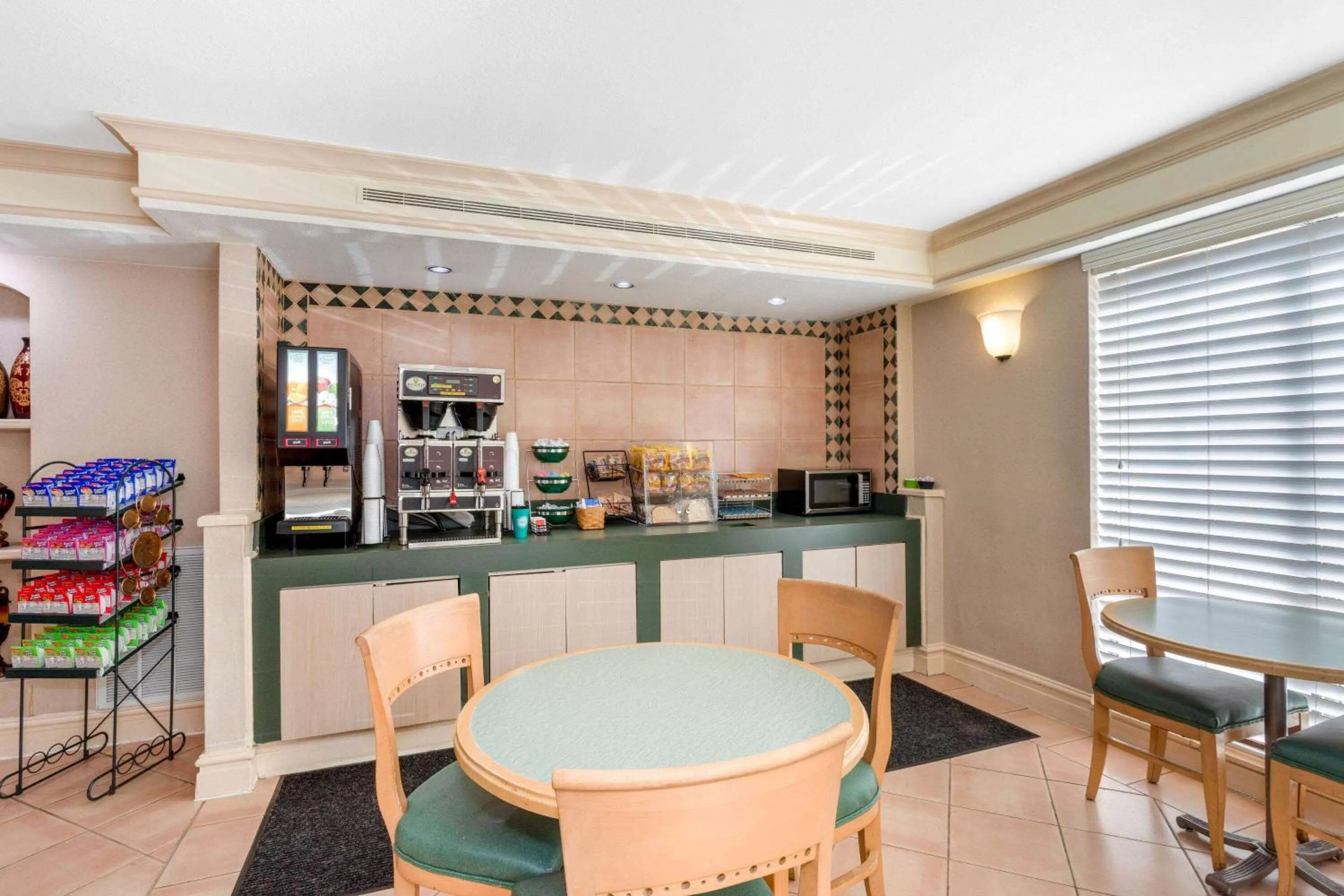 Restaurant/places to eat in La Quinta Inn by Wyndham Tallahassee North