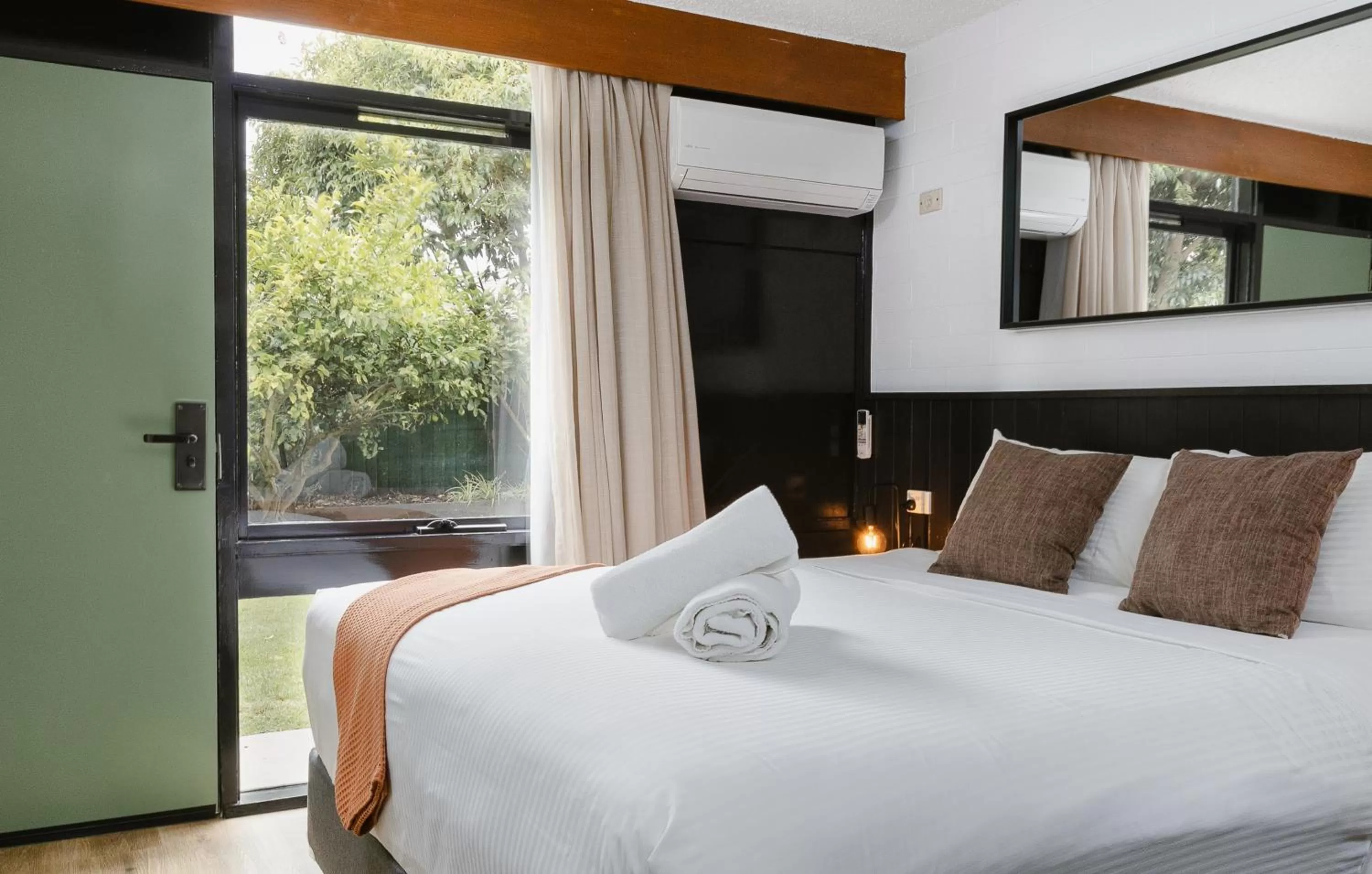 Bed in Midtown Motor Inn