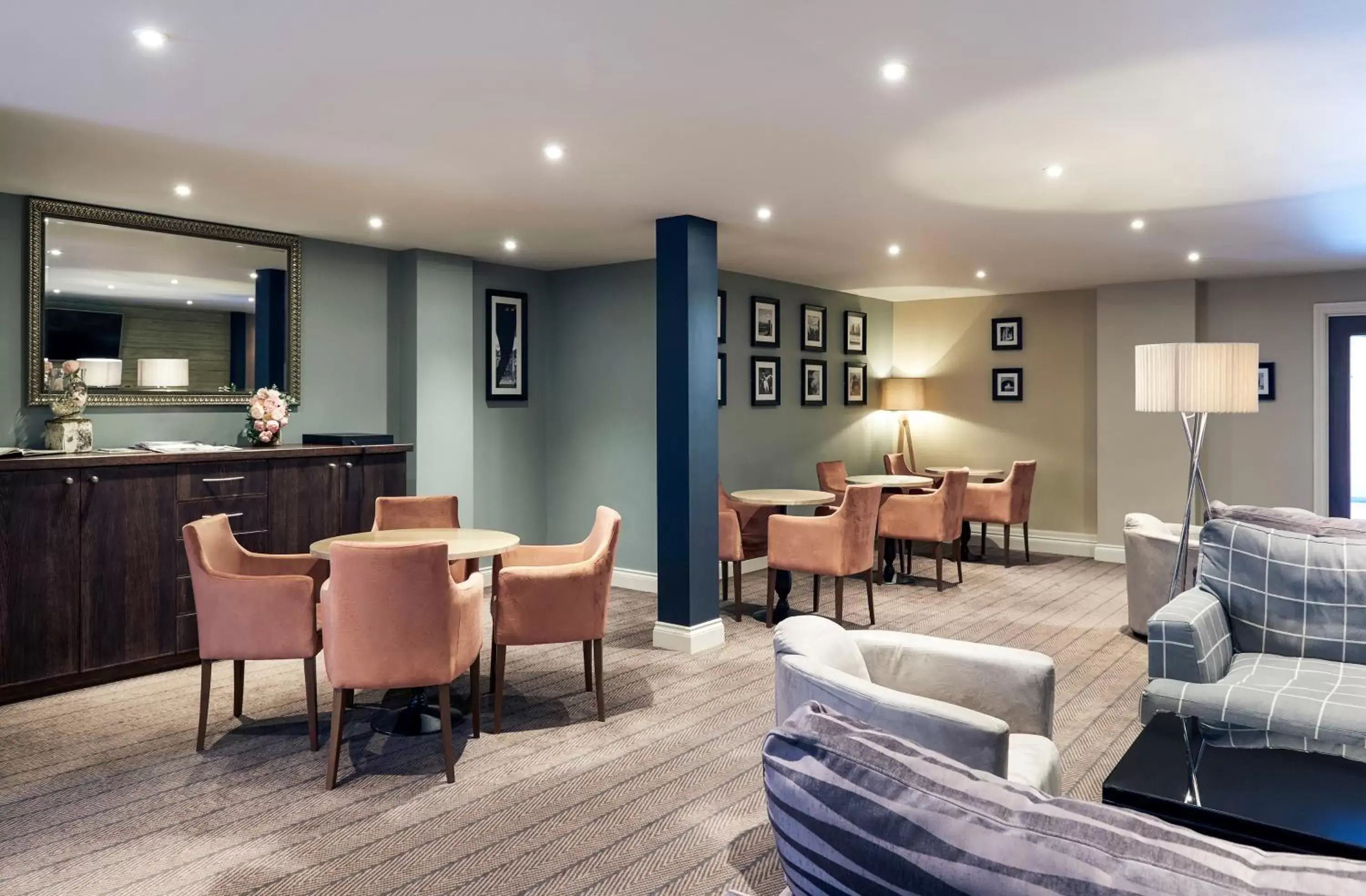 Lounge or bar, Restaurant/Places to Eat in Mercure Shrewsbury Albrighton Hall Hotel & Spa