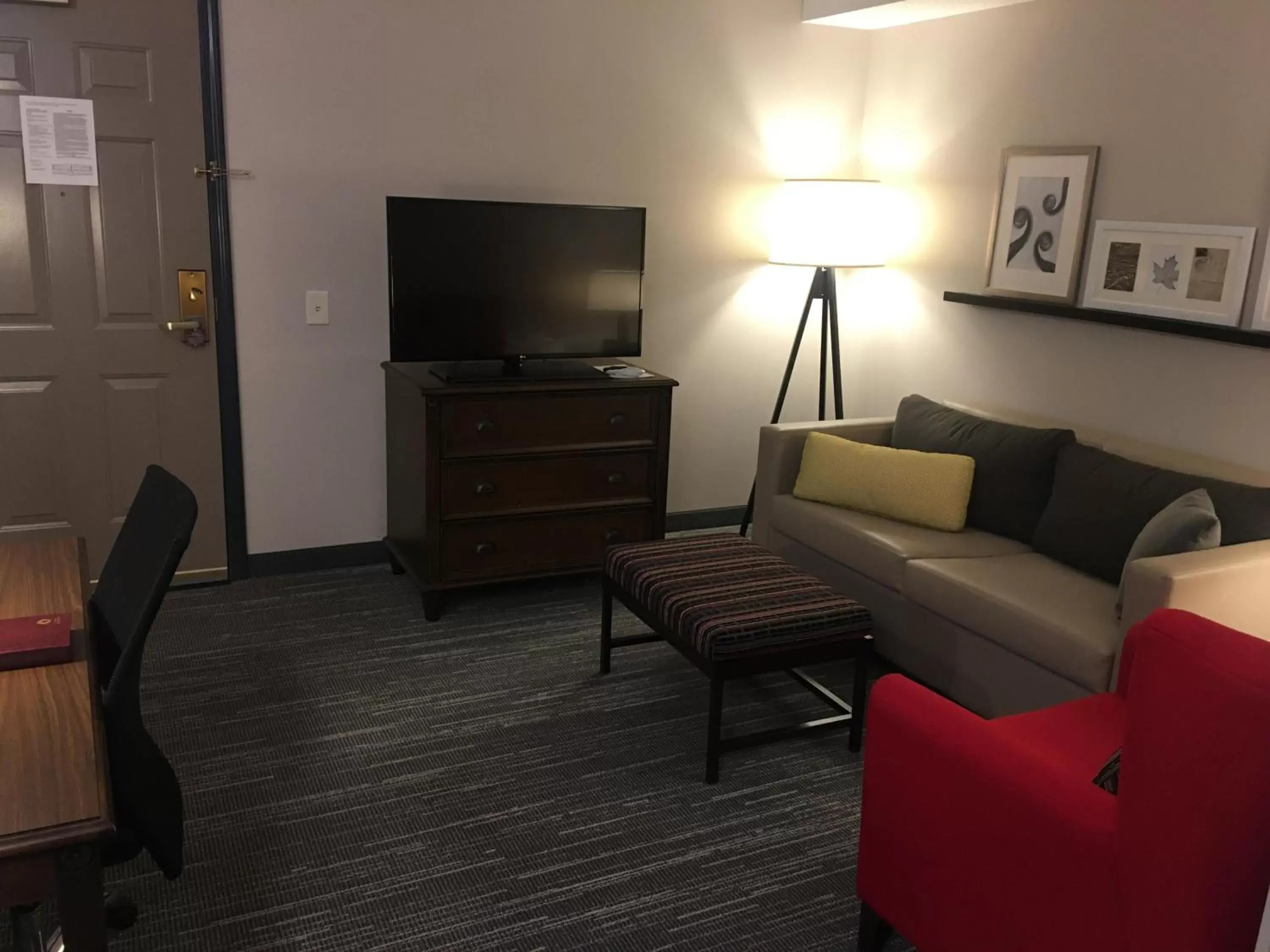 Bed, Seating Area in Country Inn & Suites by Radisson, Grand Rapids East, MI