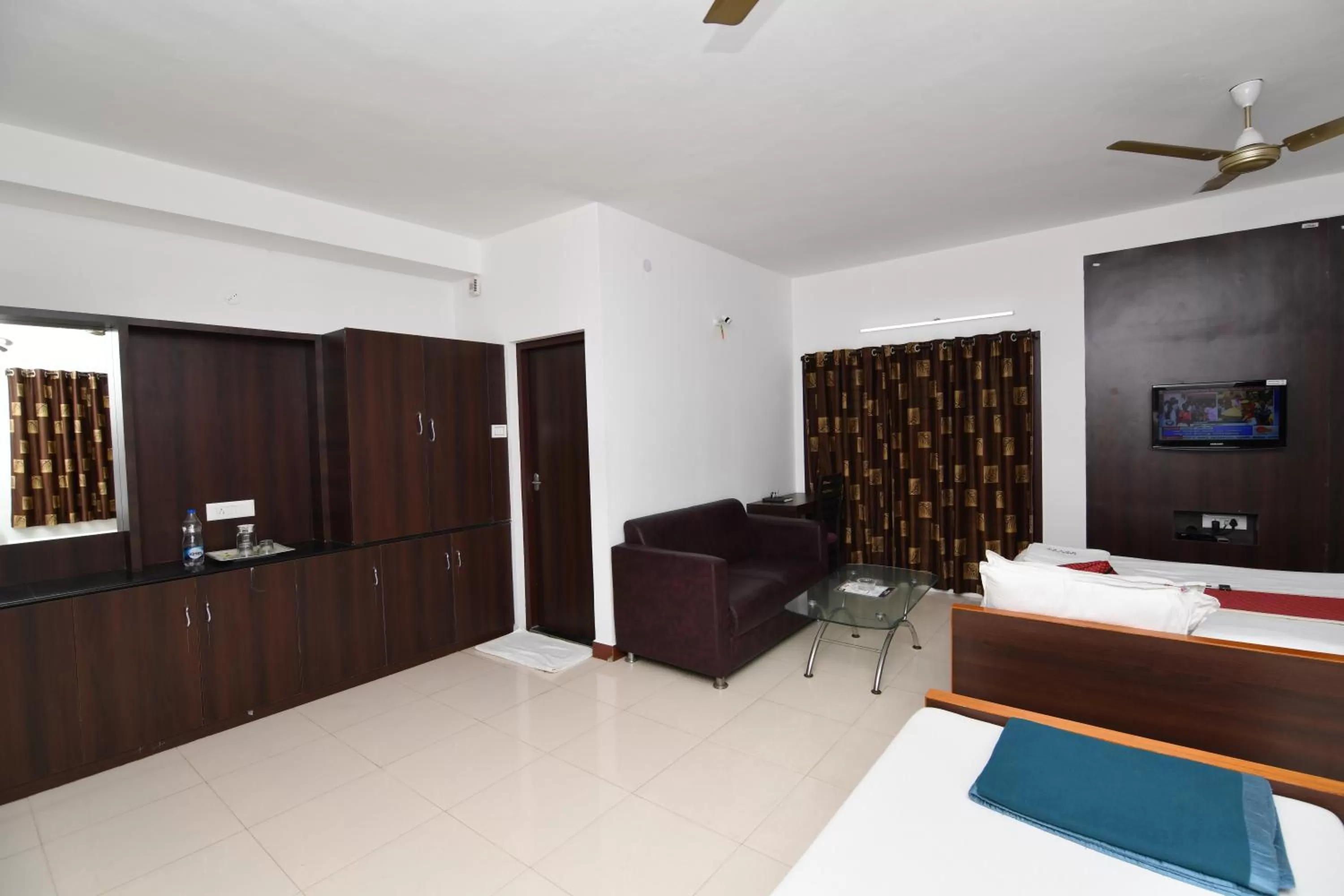 Bed in Lake View Hotel