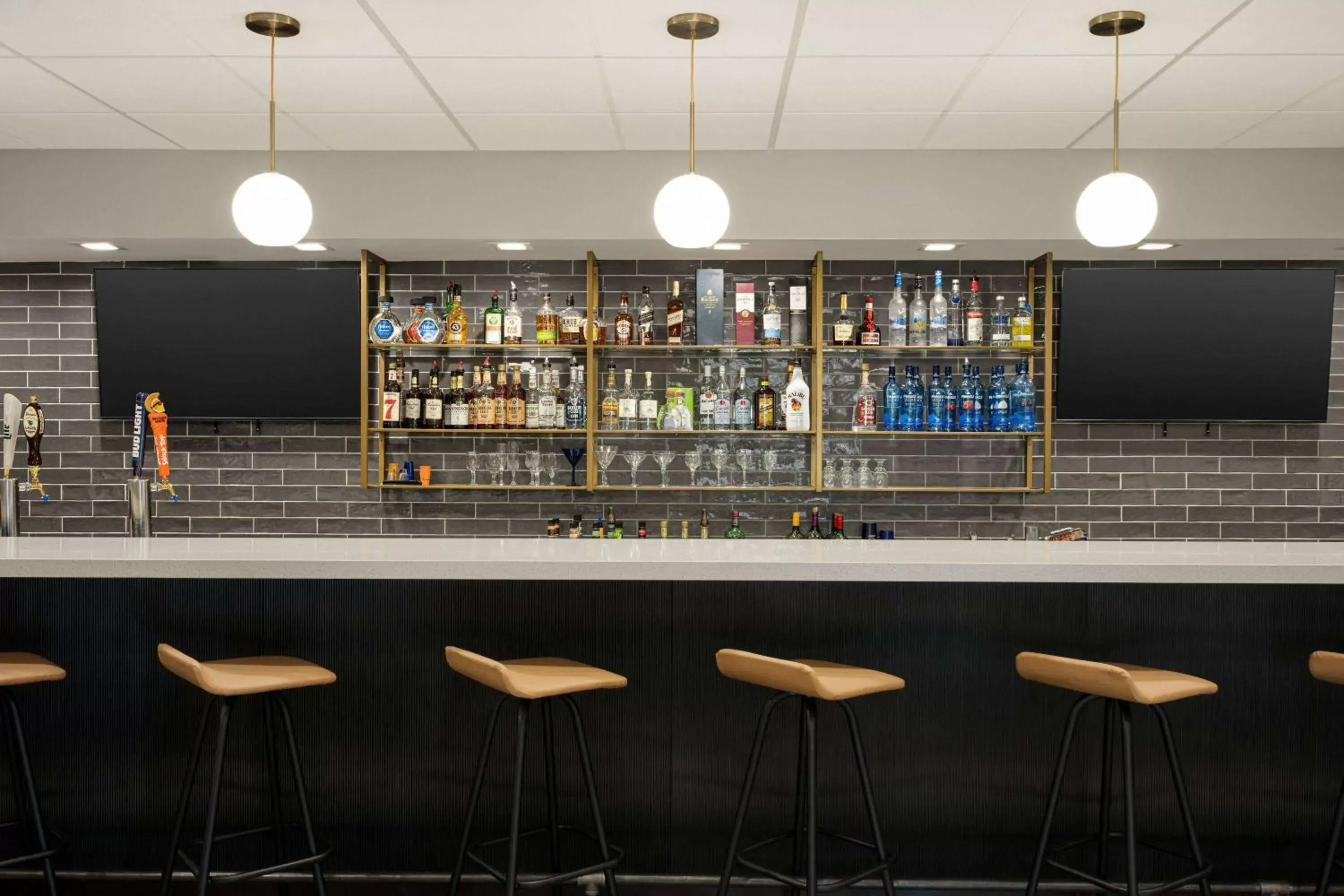Lounge or bar, Lounge/Bar in Ramada by Wyndham Whitehall/Allentown