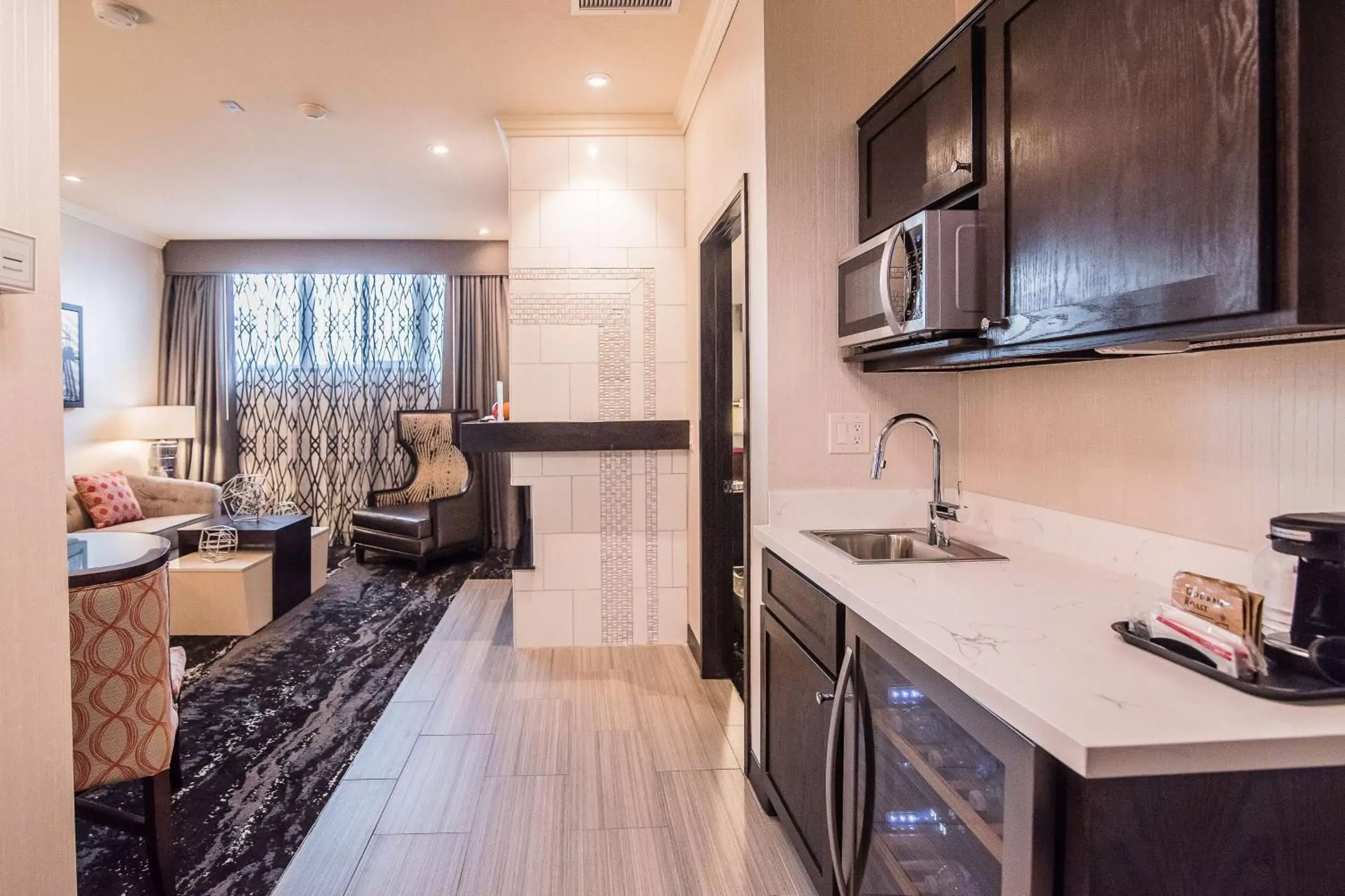 Photo of the whole room, Kitchen/Kitchenette in Best Western Plus Redondo Beach Inn