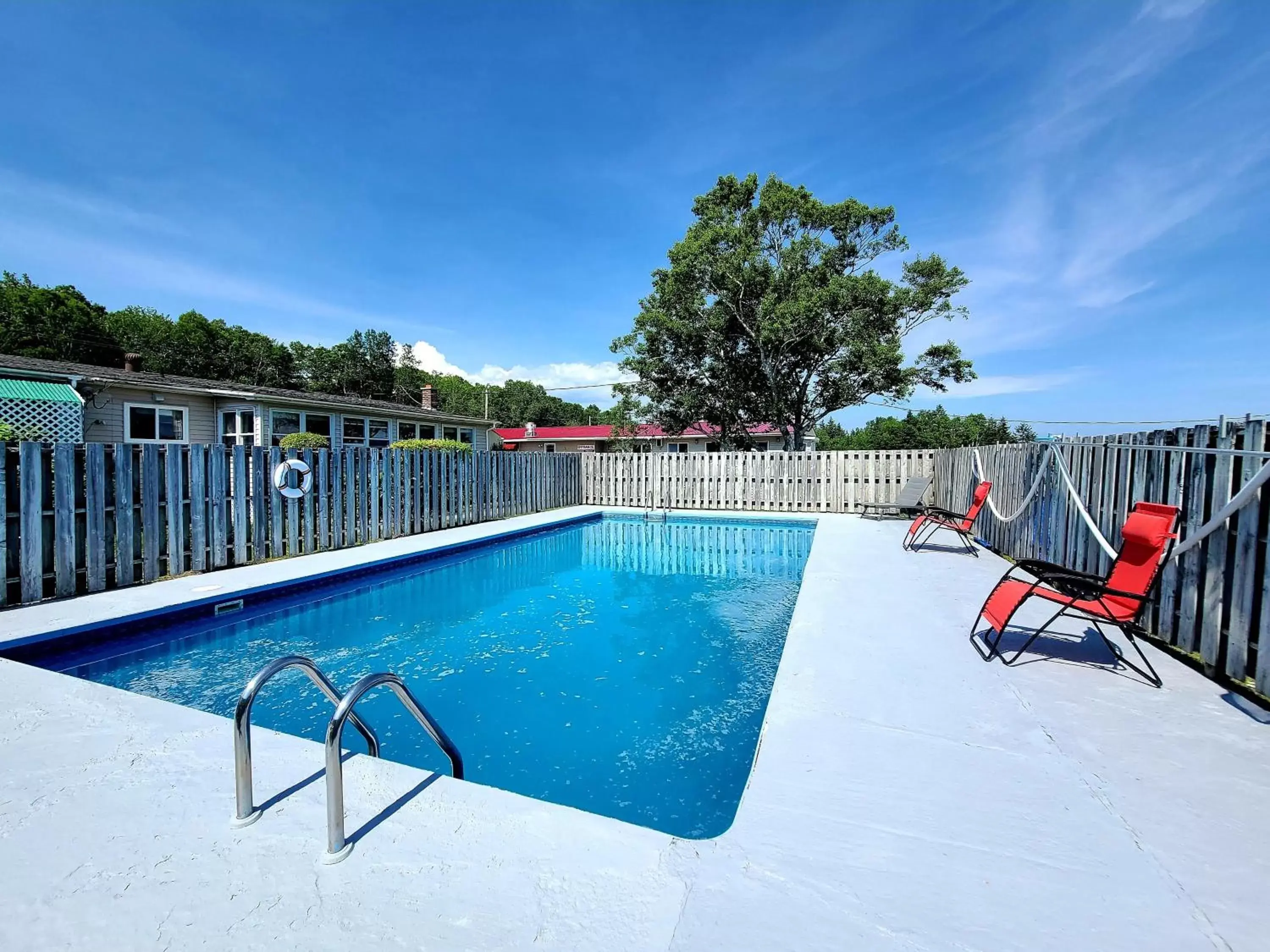 Swimming Pool in Trailsman Lodge