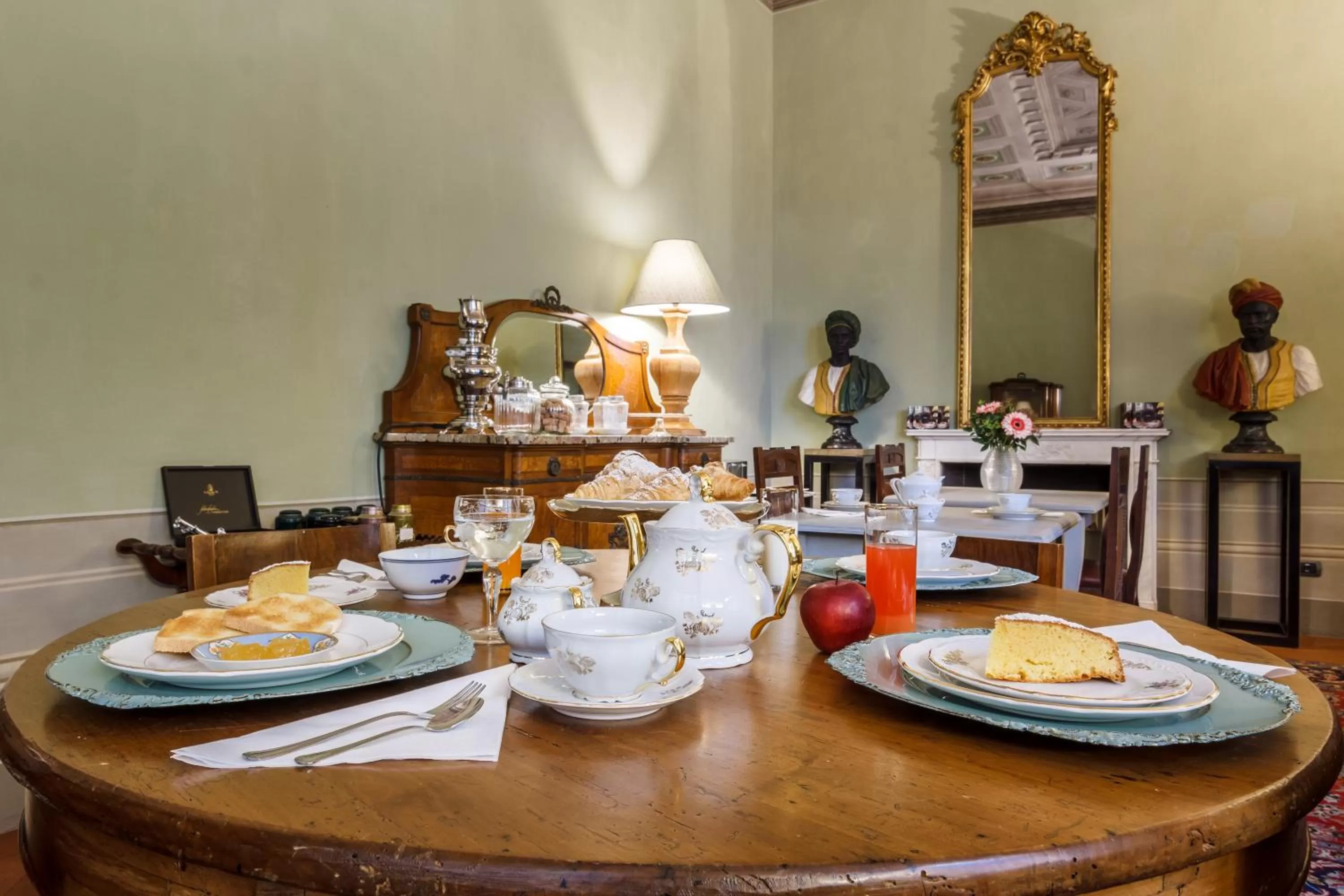 Italian breakfast in Dimora Storica Palazzo Puccini
