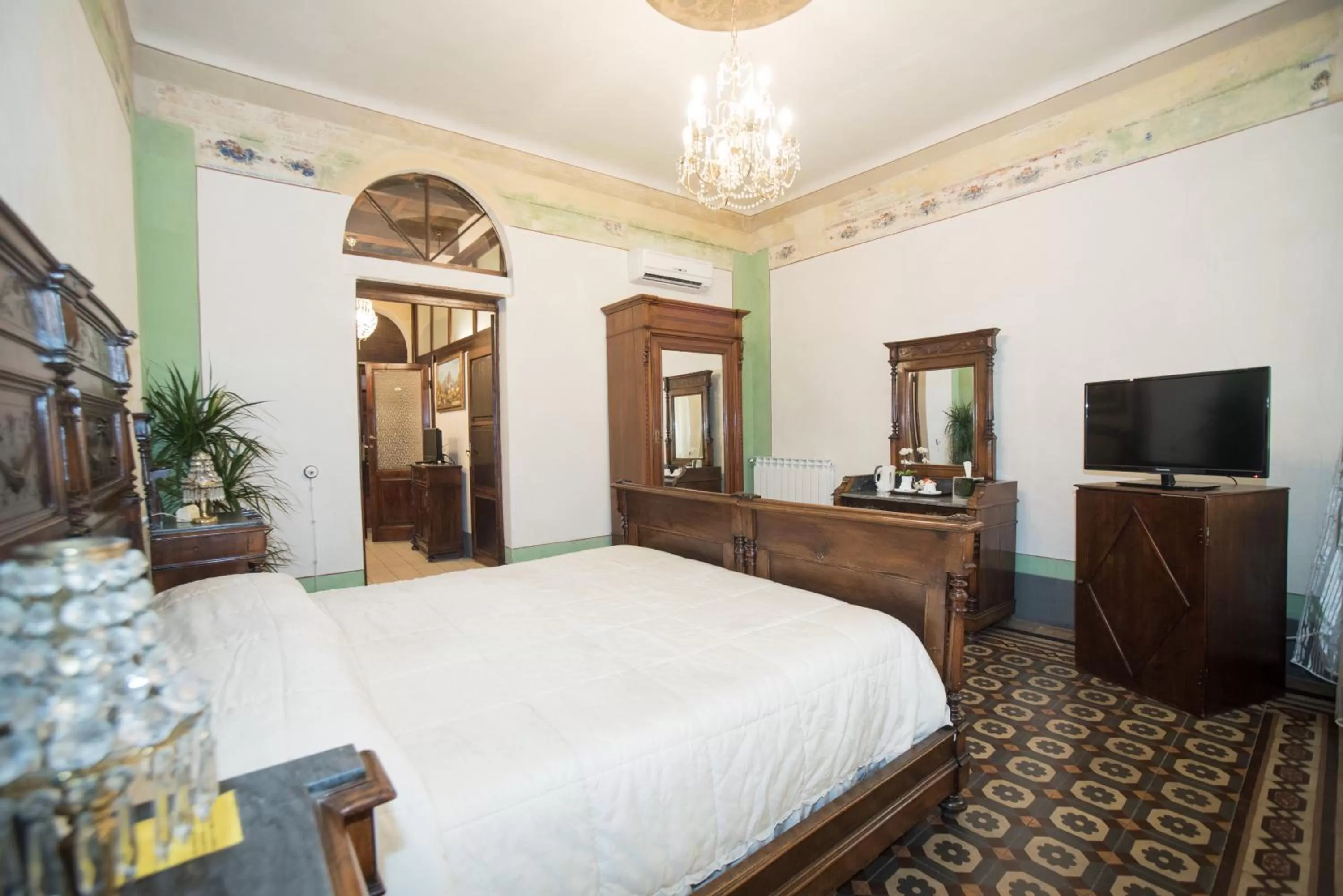 Photo of the whole room, Bed in Relais Centro Storico