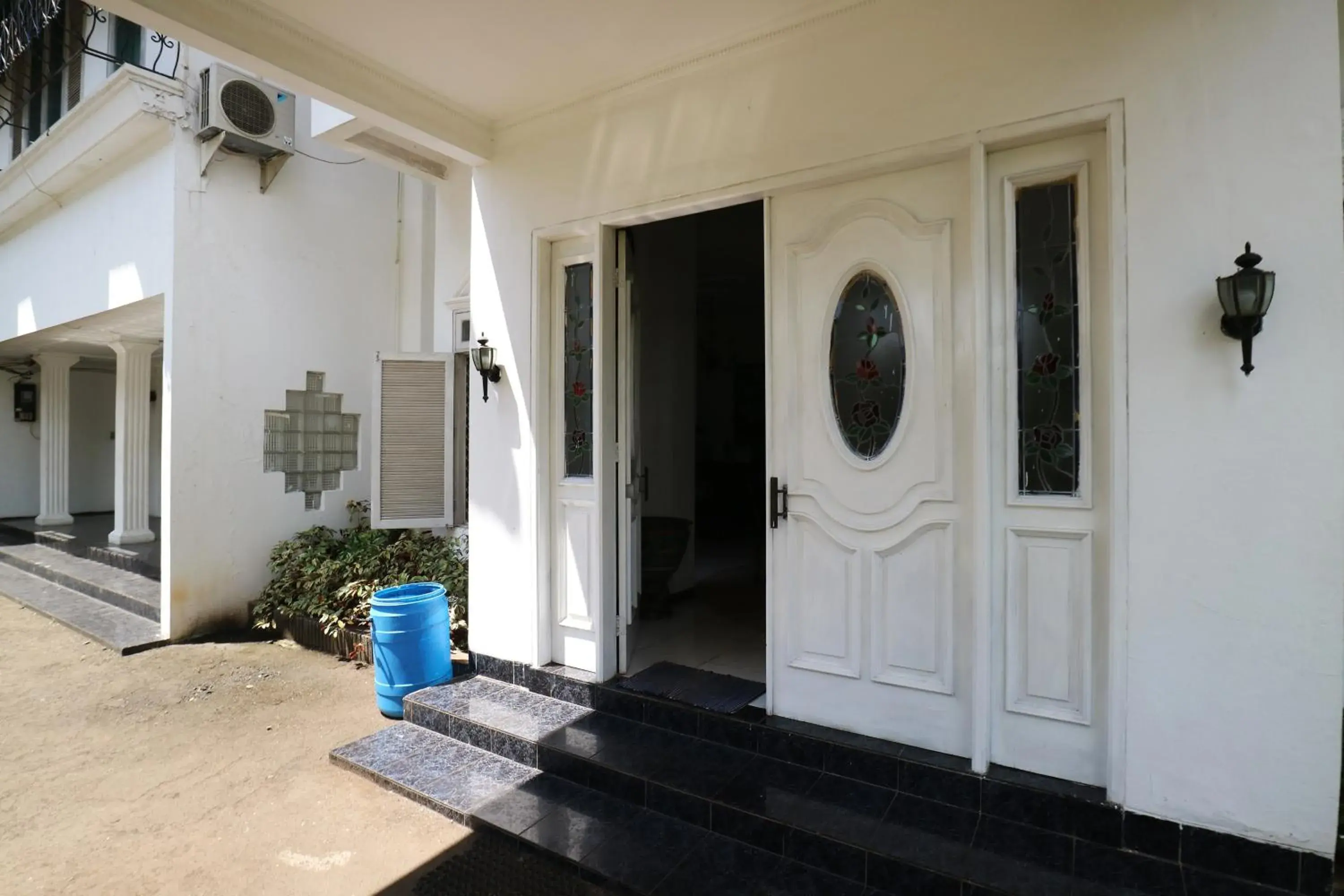 Facade/entrance in Villa Sri Manganti