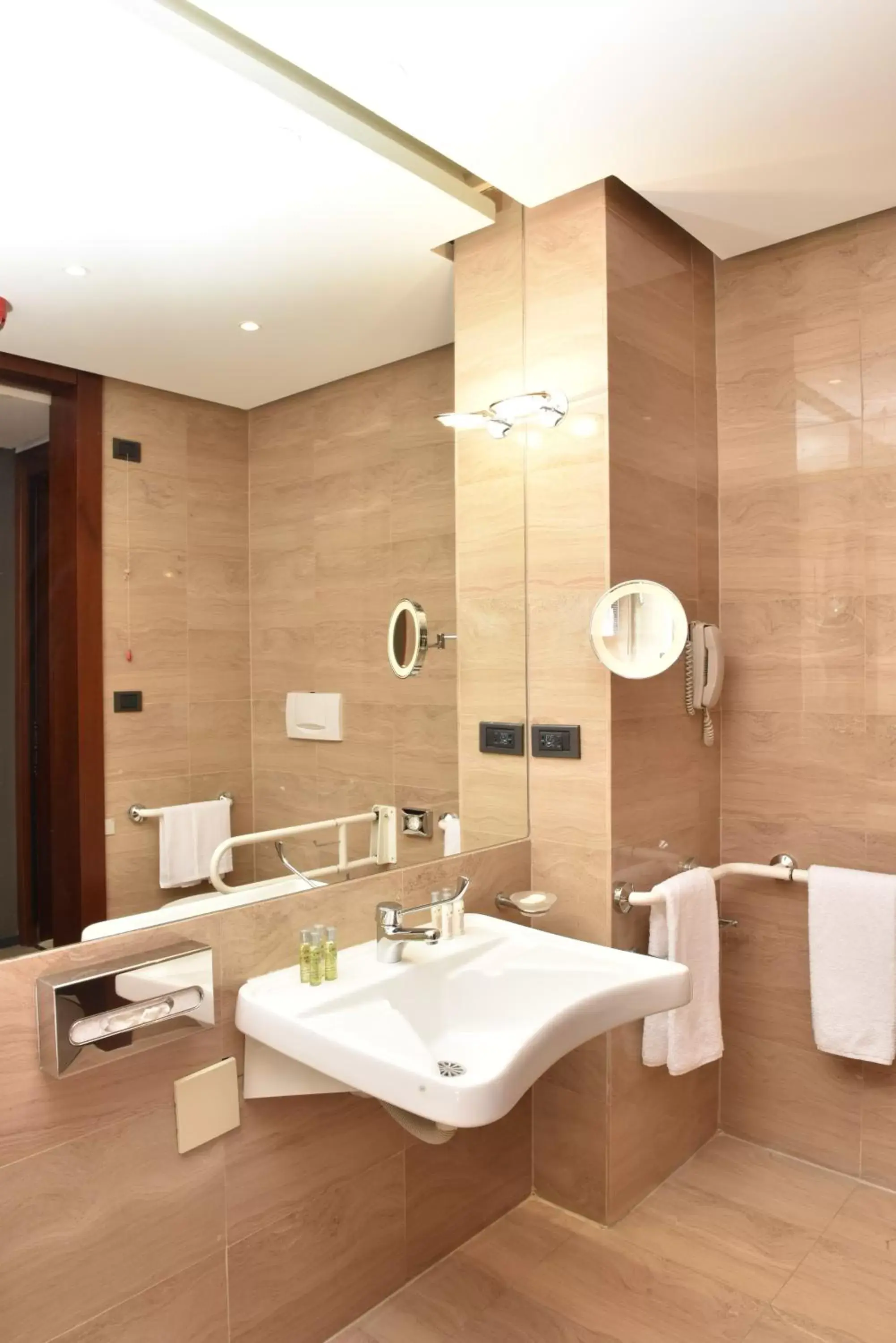 acessibility, Bathroom in DoubleTree by Hilton Turin Lingotto