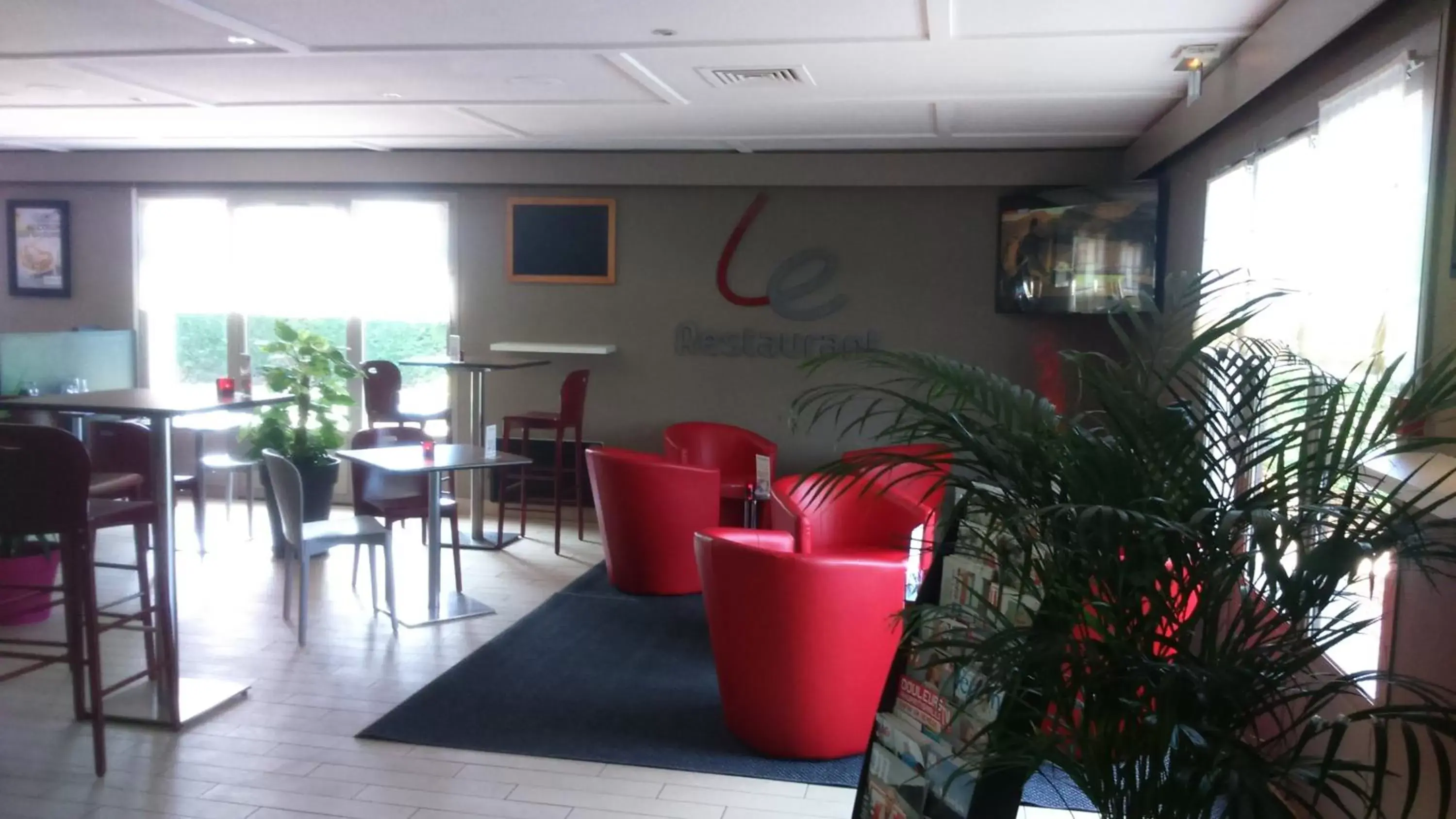 Lounge or bar in Campanile Marmande