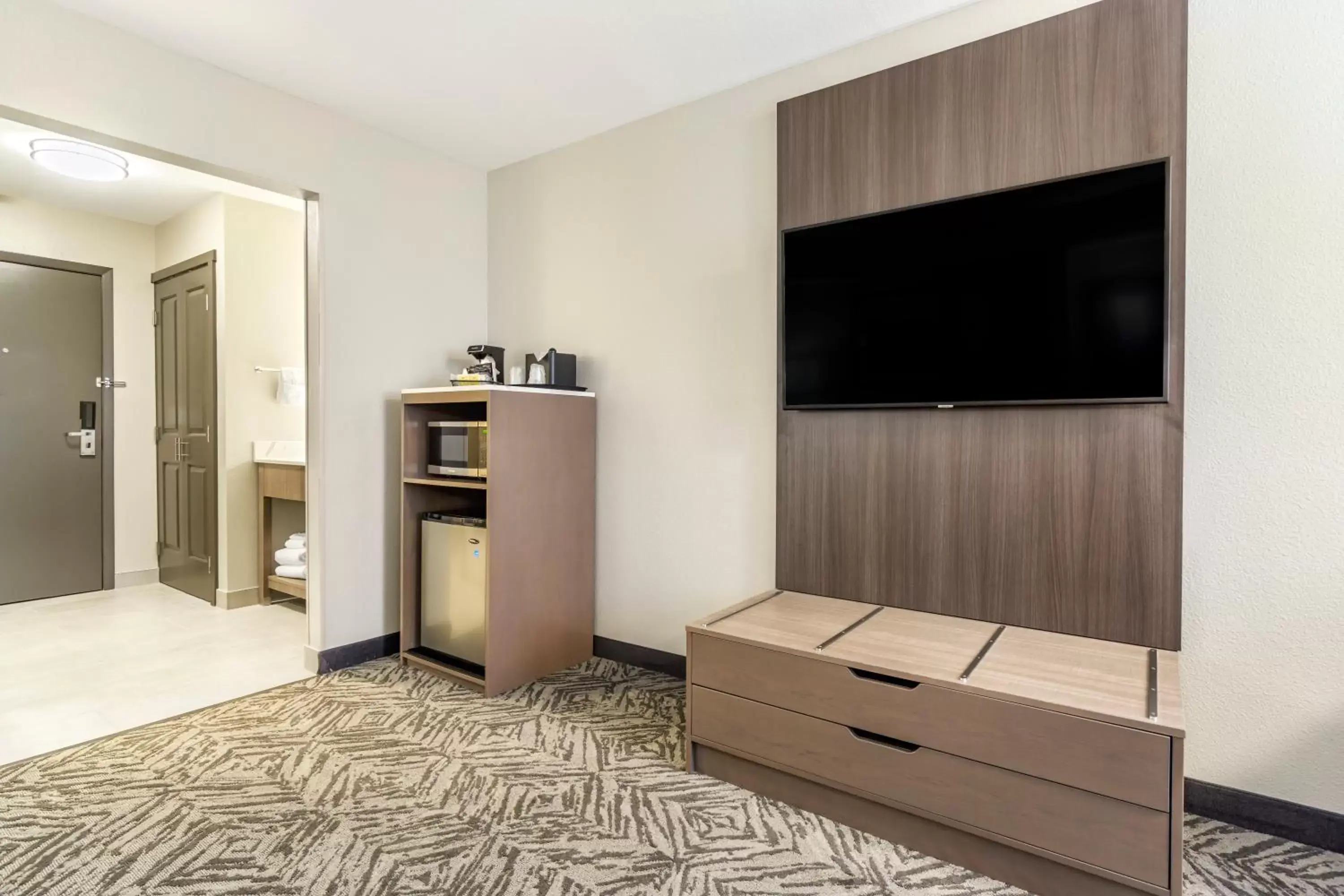 minibar, TV/Entertainment Center in Comfort Inn & Suites Pacific – Auburn