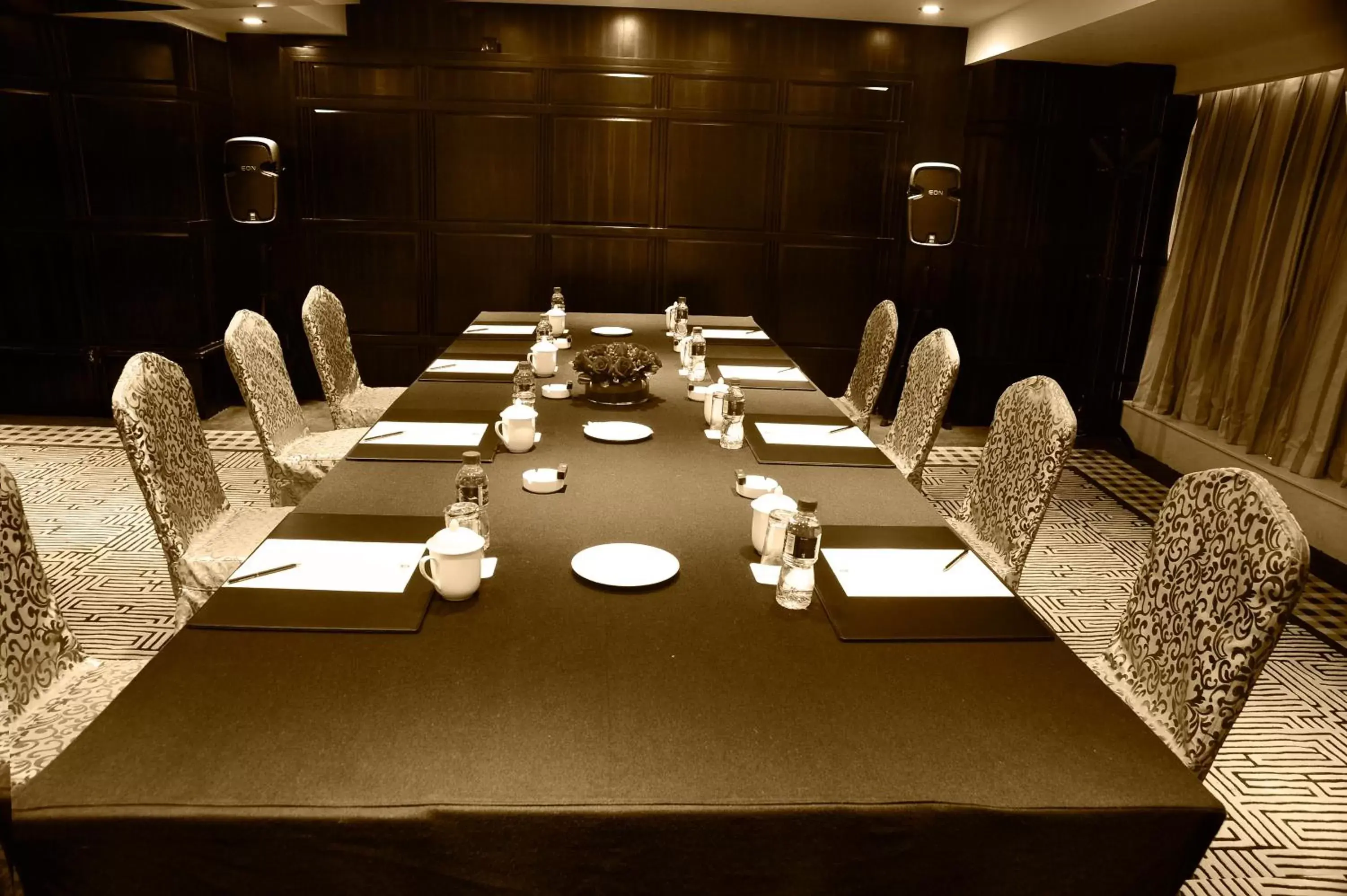 Business facilities in Paramount Gallery Hotel