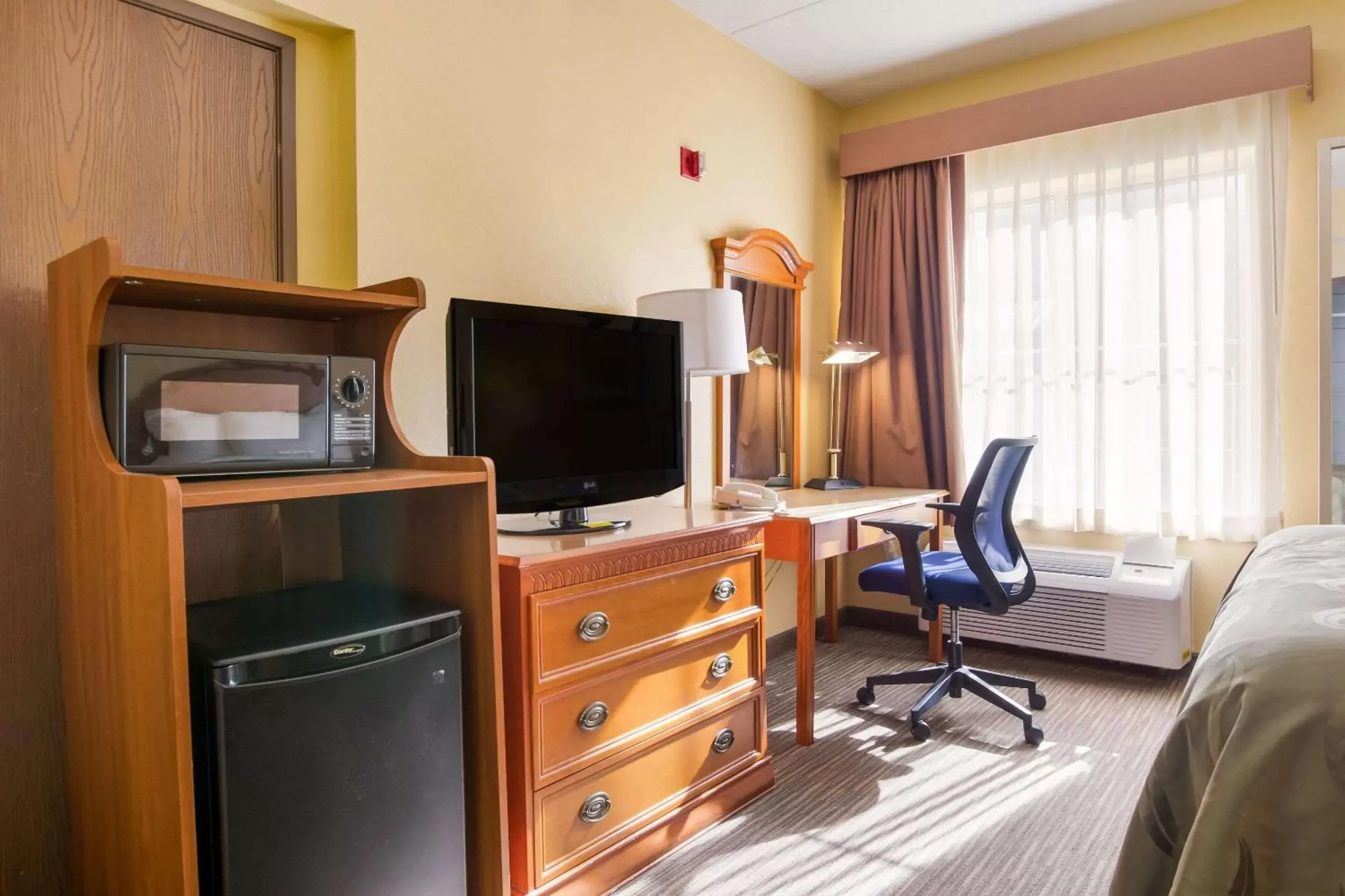 Photo of the whole room, TV/Entertainment Center in Quality Inn & Suites CVG Airport