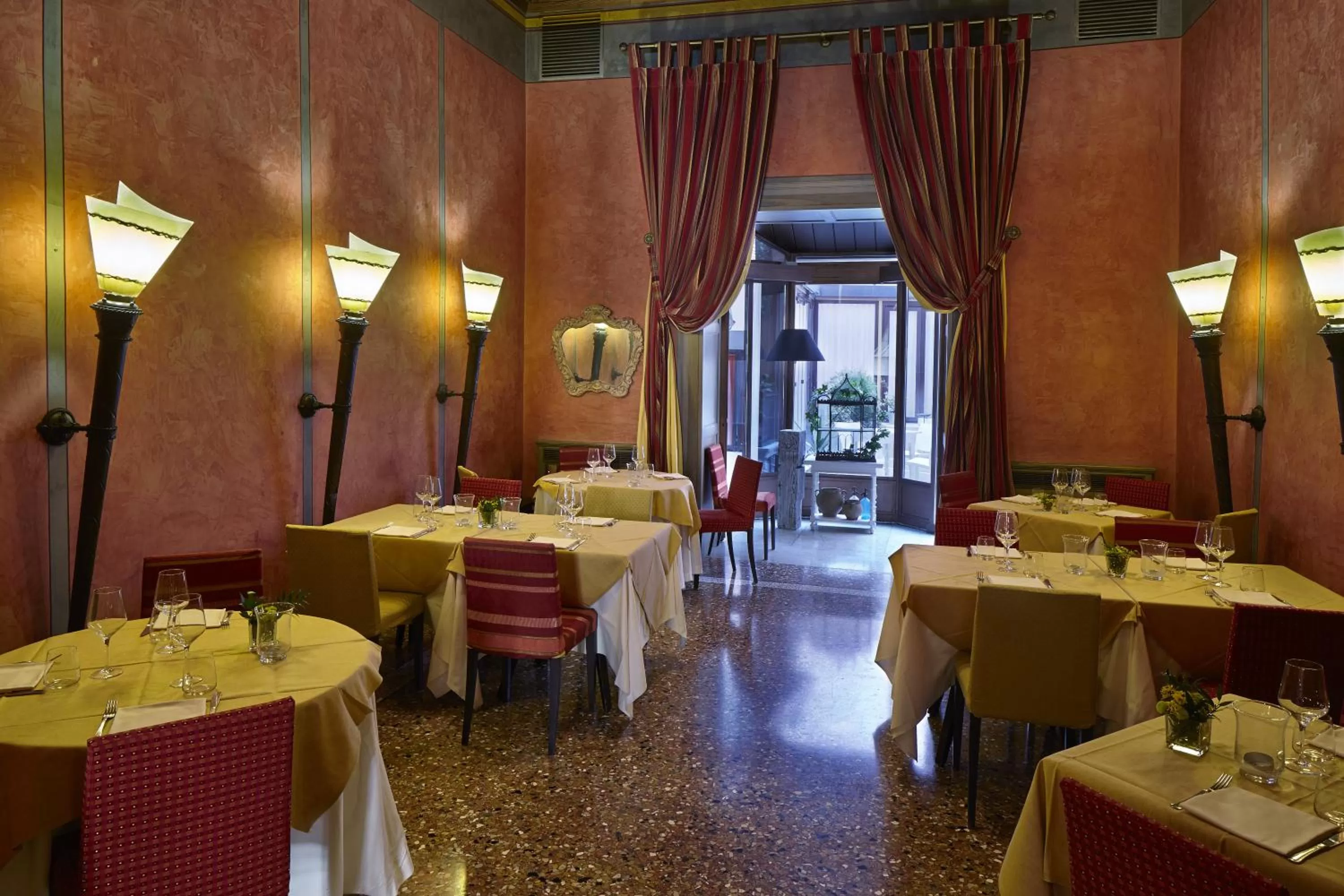 Restaurant/places to eat in Albergo Cappello