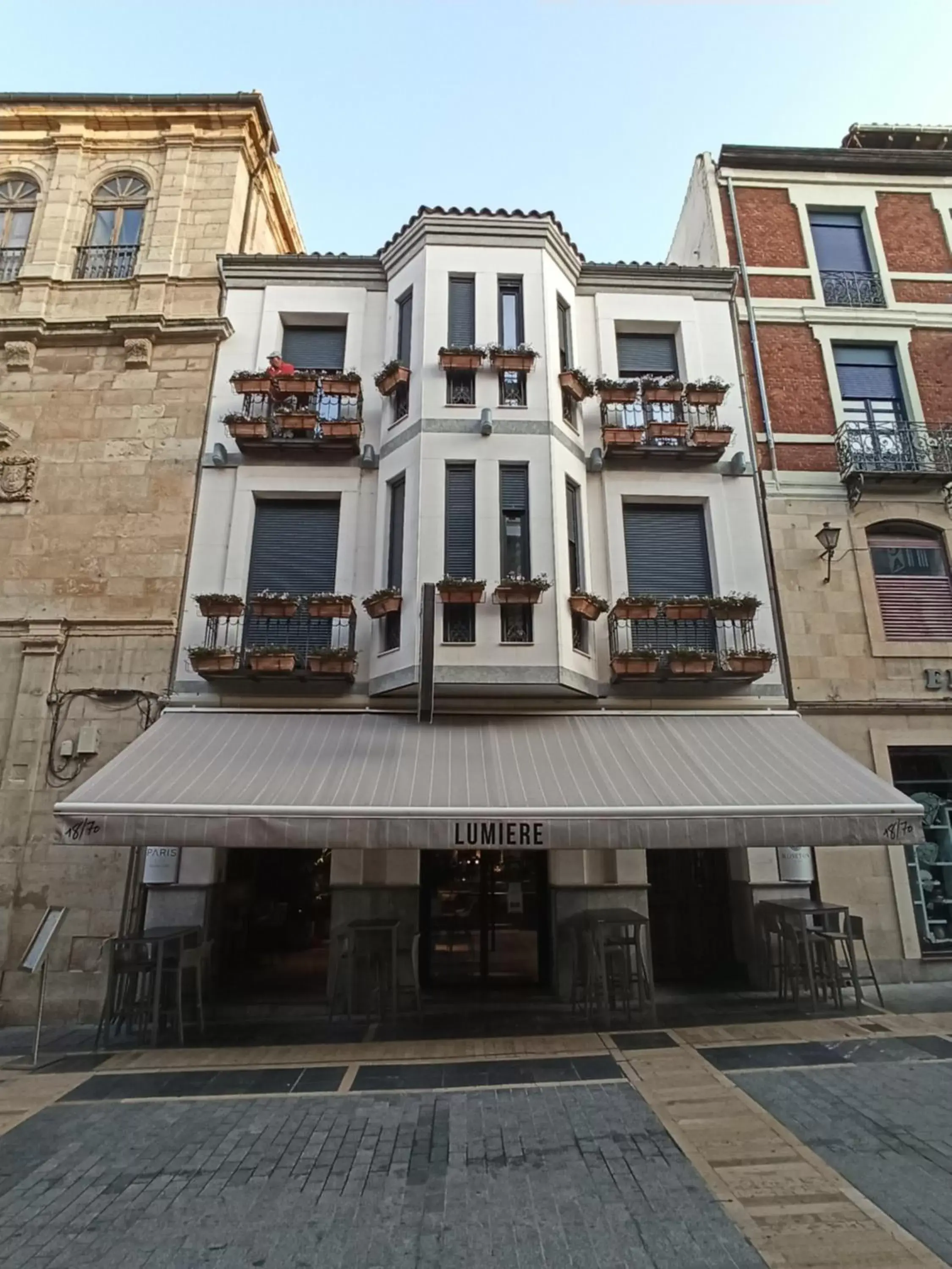 Facade/entrance, Property Building in ARVA Spa París