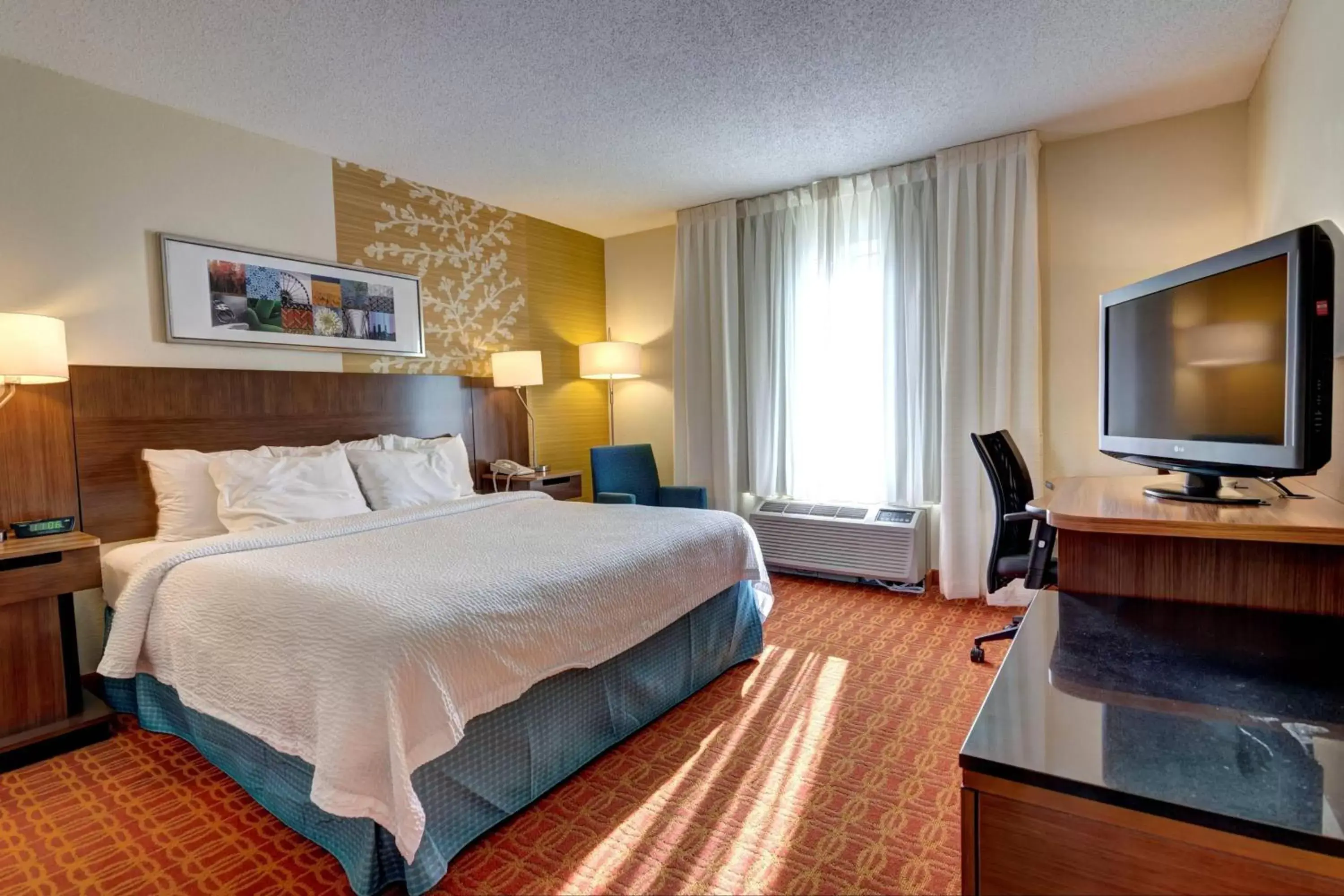 Photo of the whole room, Bed in Fairfield Inn and Suites by Marriott Potomac Mills Woodbridge