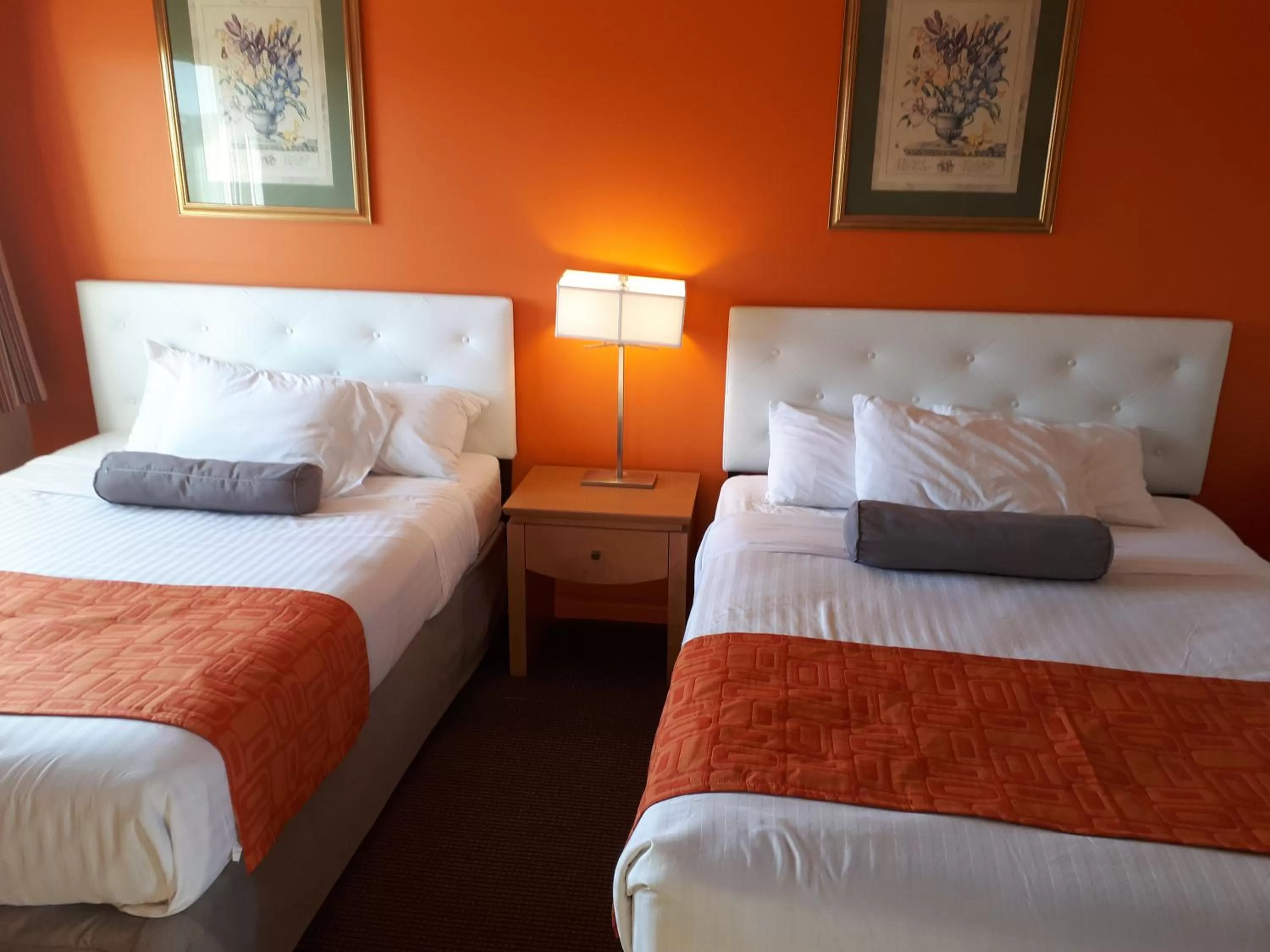 Bed in Howard Johnson by Wyndham Woodstock NB