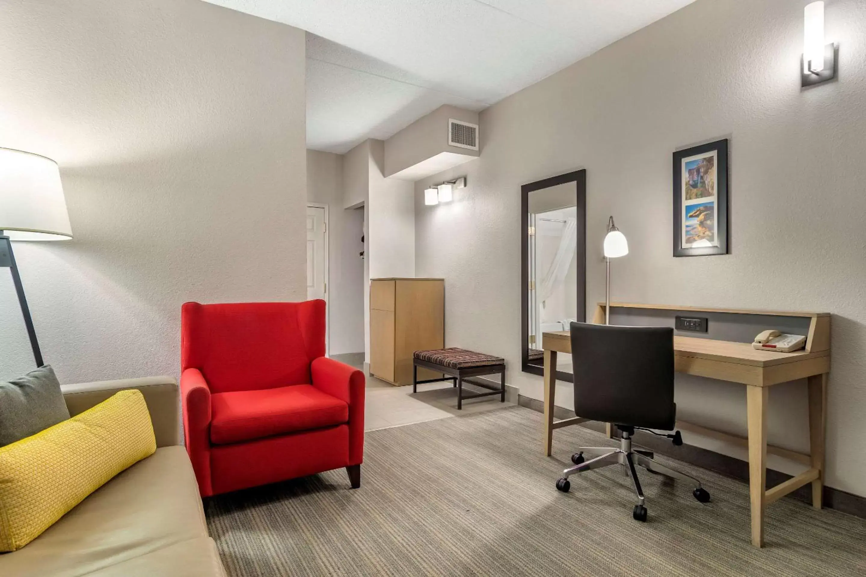 Photo of the whole room, Seating Area in Comfort Inn & Suites Calhoun South