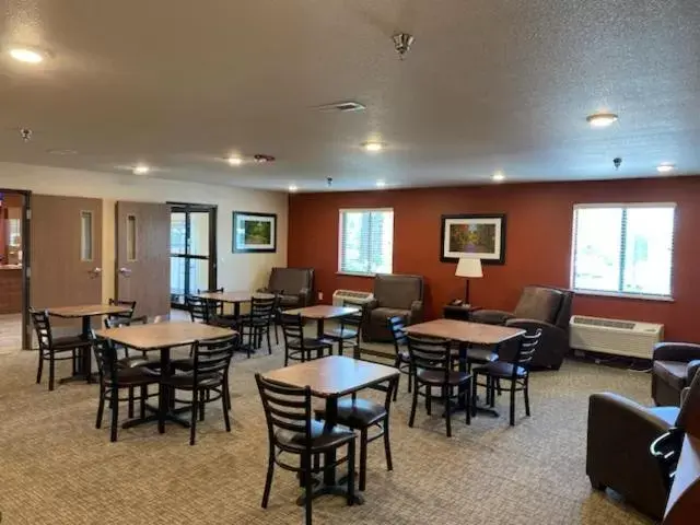 Seating area, Restaurant/Places to Eat in Midtown Suites - Greenville