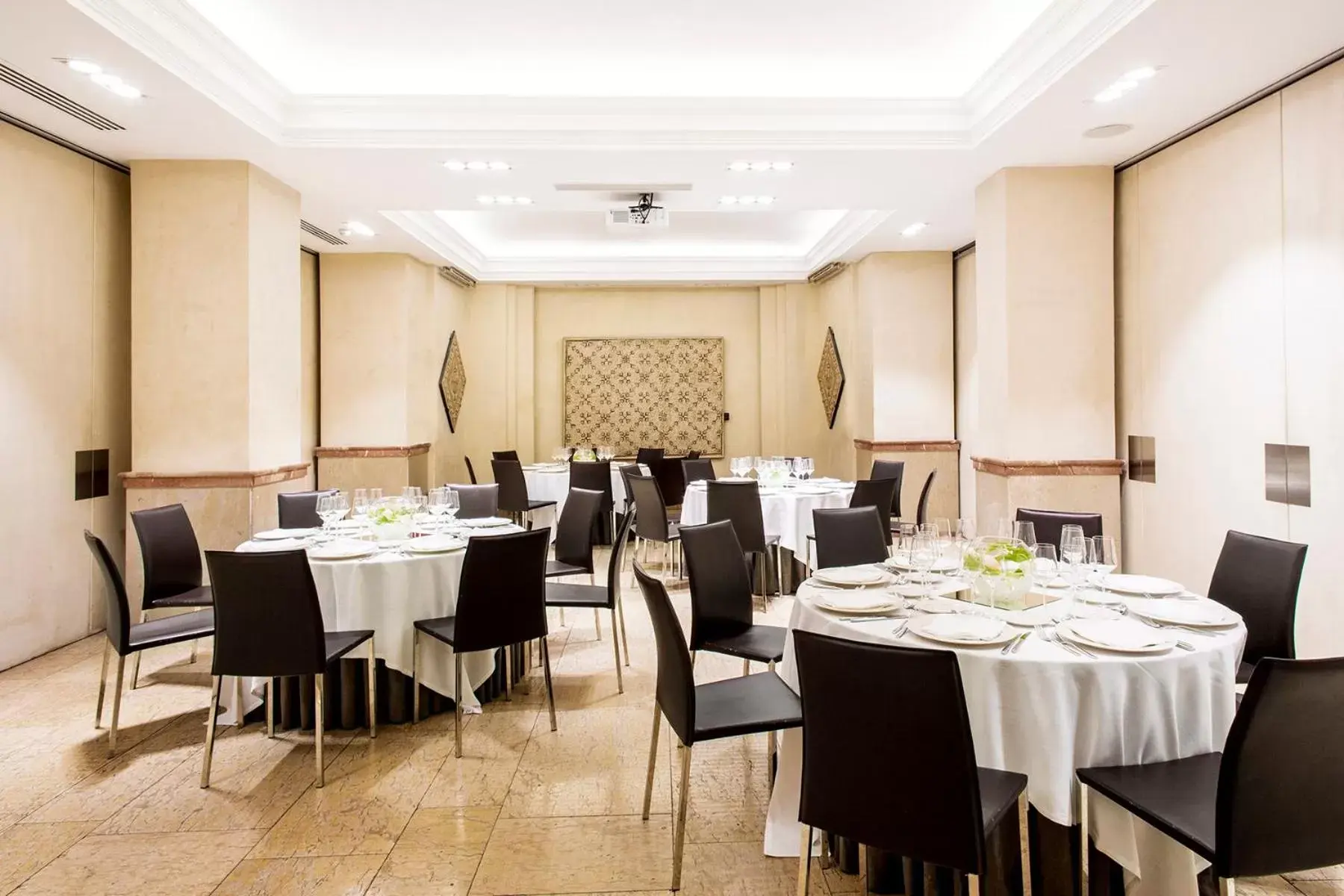 Banquet/Function facilities, Restaurant/Places to Eat in Hotel Villa Real, a member of Preferred Hotels & Resorts