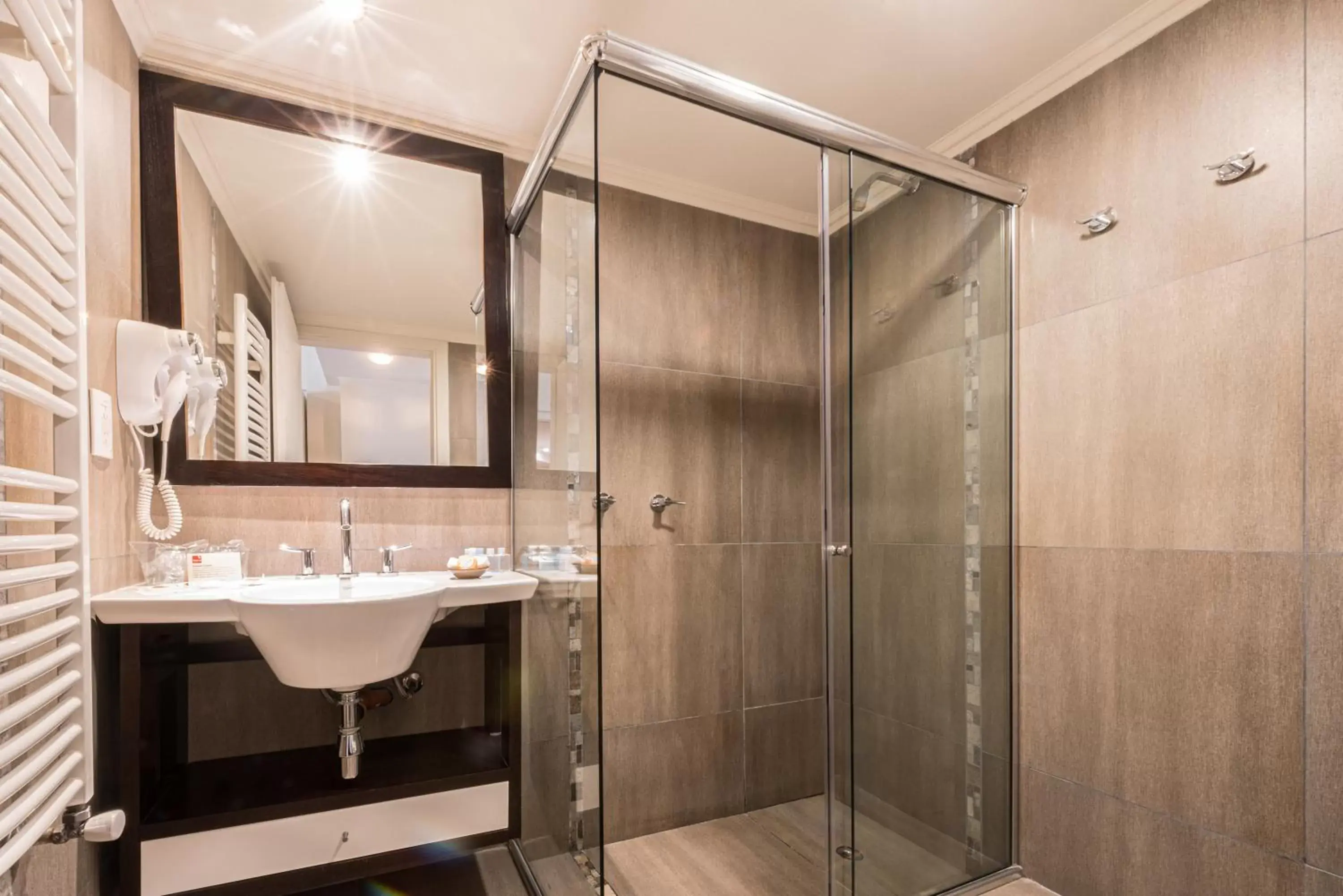 Shower, Bathroom in Mirador del Lago Hotel