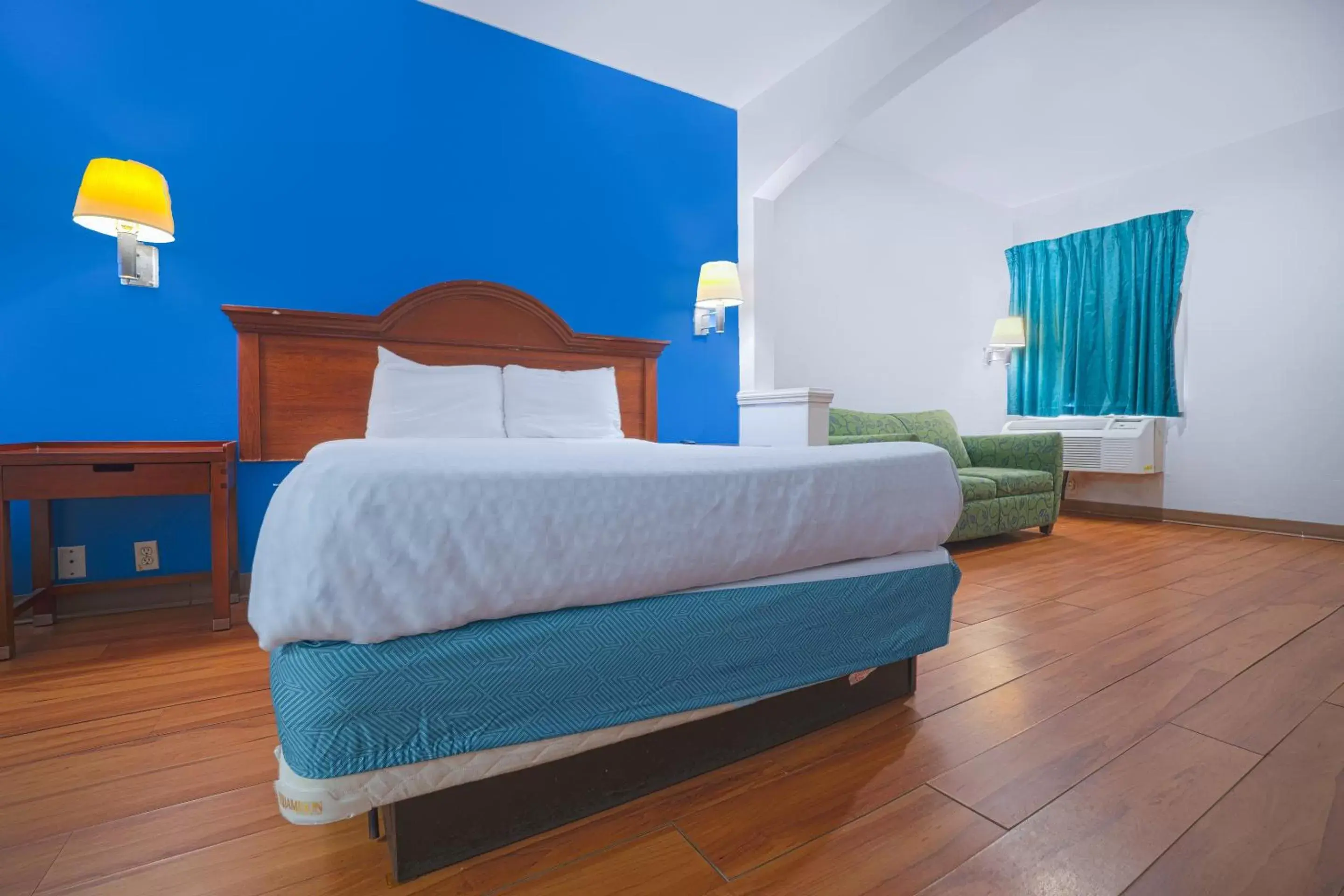 Bedroom, Bed in Island Inn By OYO Galveston Beach, TX