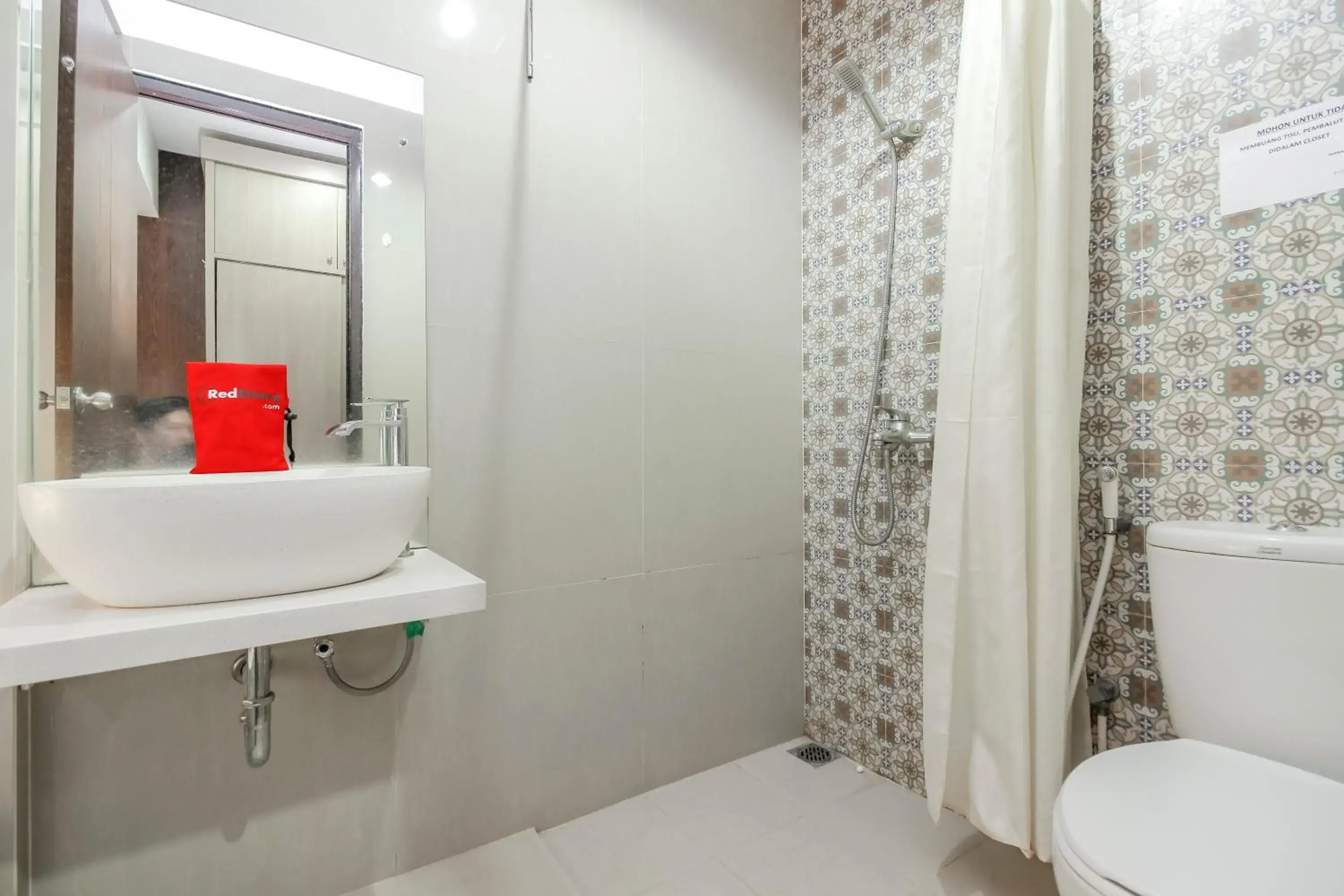 Bathroom in RedDoorz Plus @ TB Simatupang