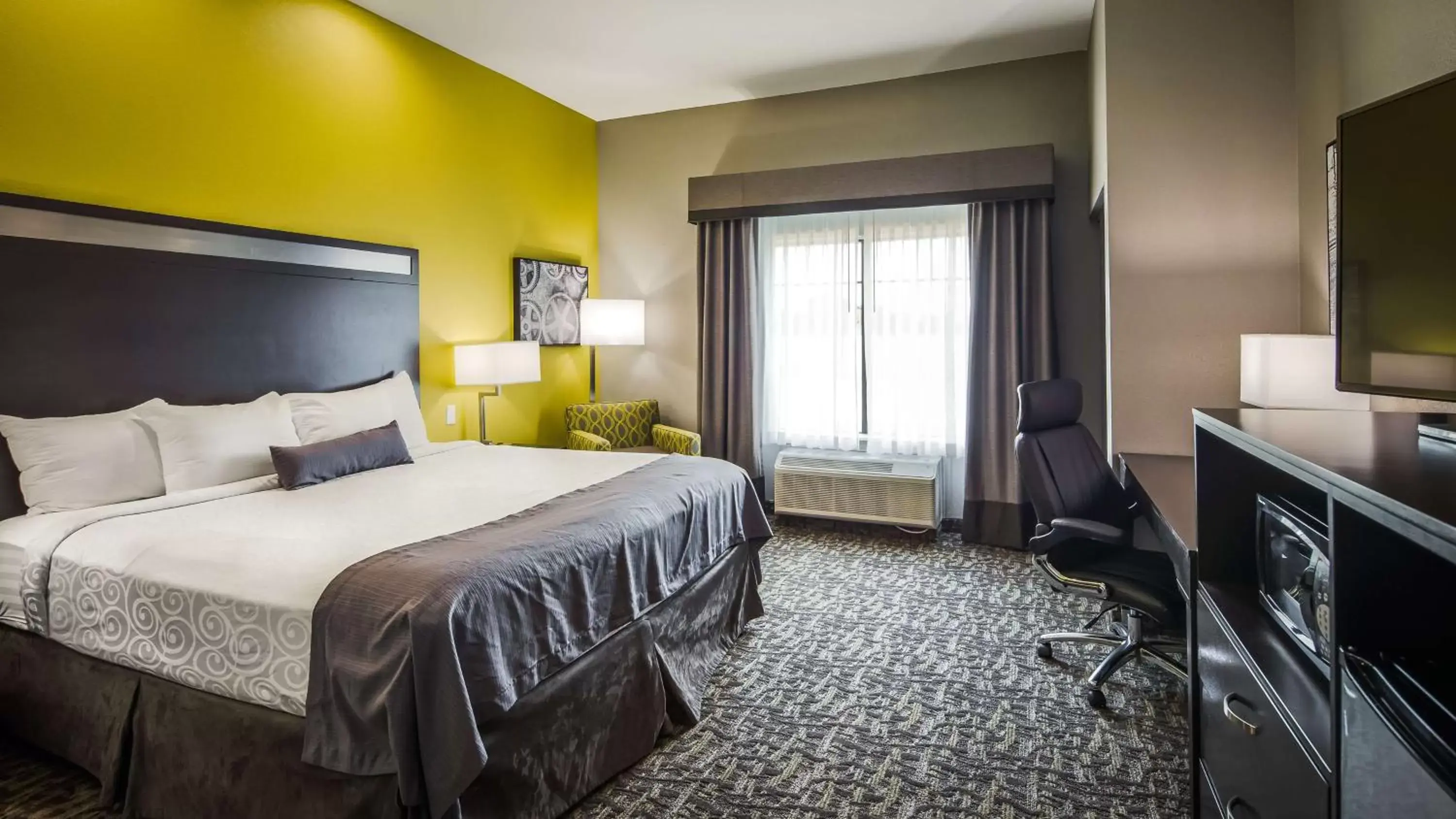 Photo of the whole room, Bed in Best Western Plus Bay City Inn & Suites