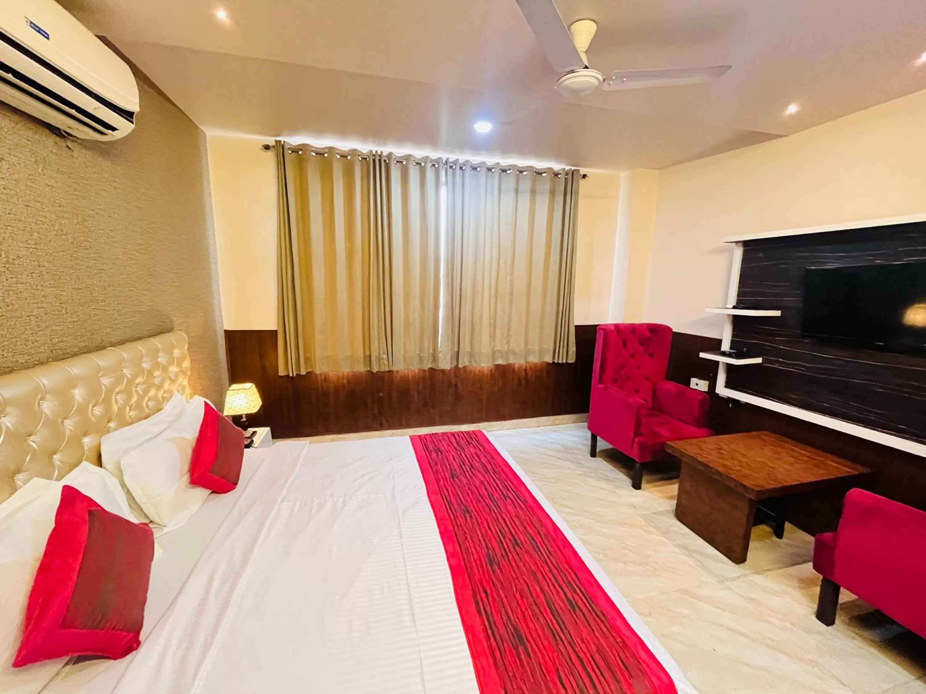 Bed, TV/Entertainment Center in Hotel The Leaf - Gomti Nagar Lucknow