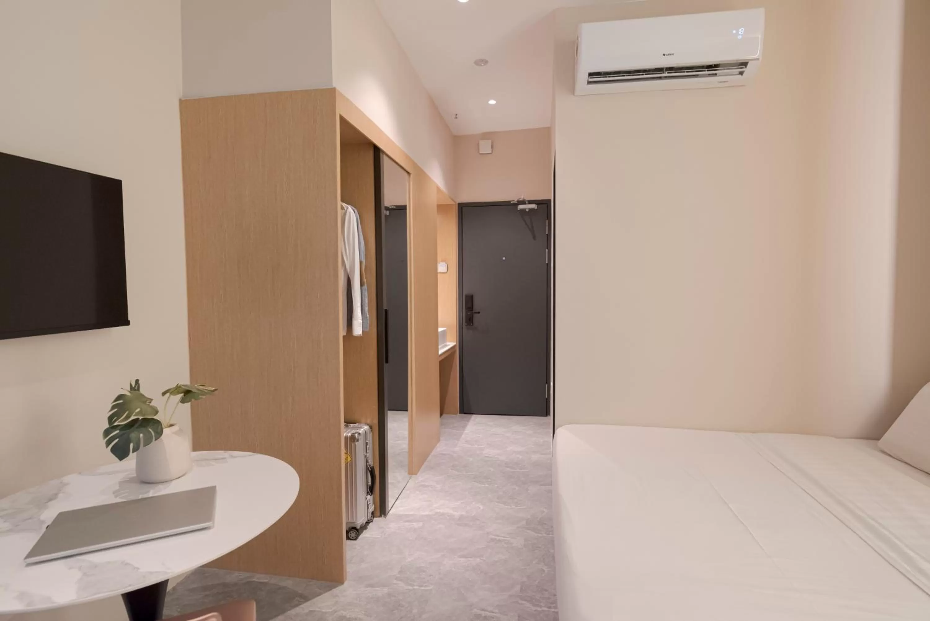 Photo of the whole room, Bed in Harper Boutique Hotel at Sutera Avenue