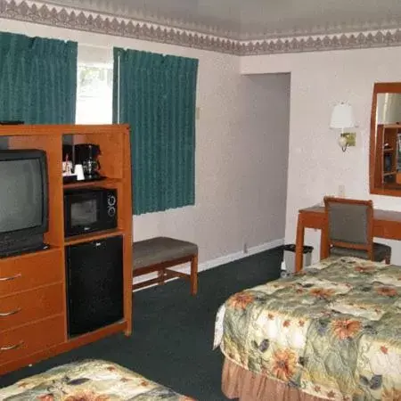 Bedroom, TV/Entertainment Center in Country Inn