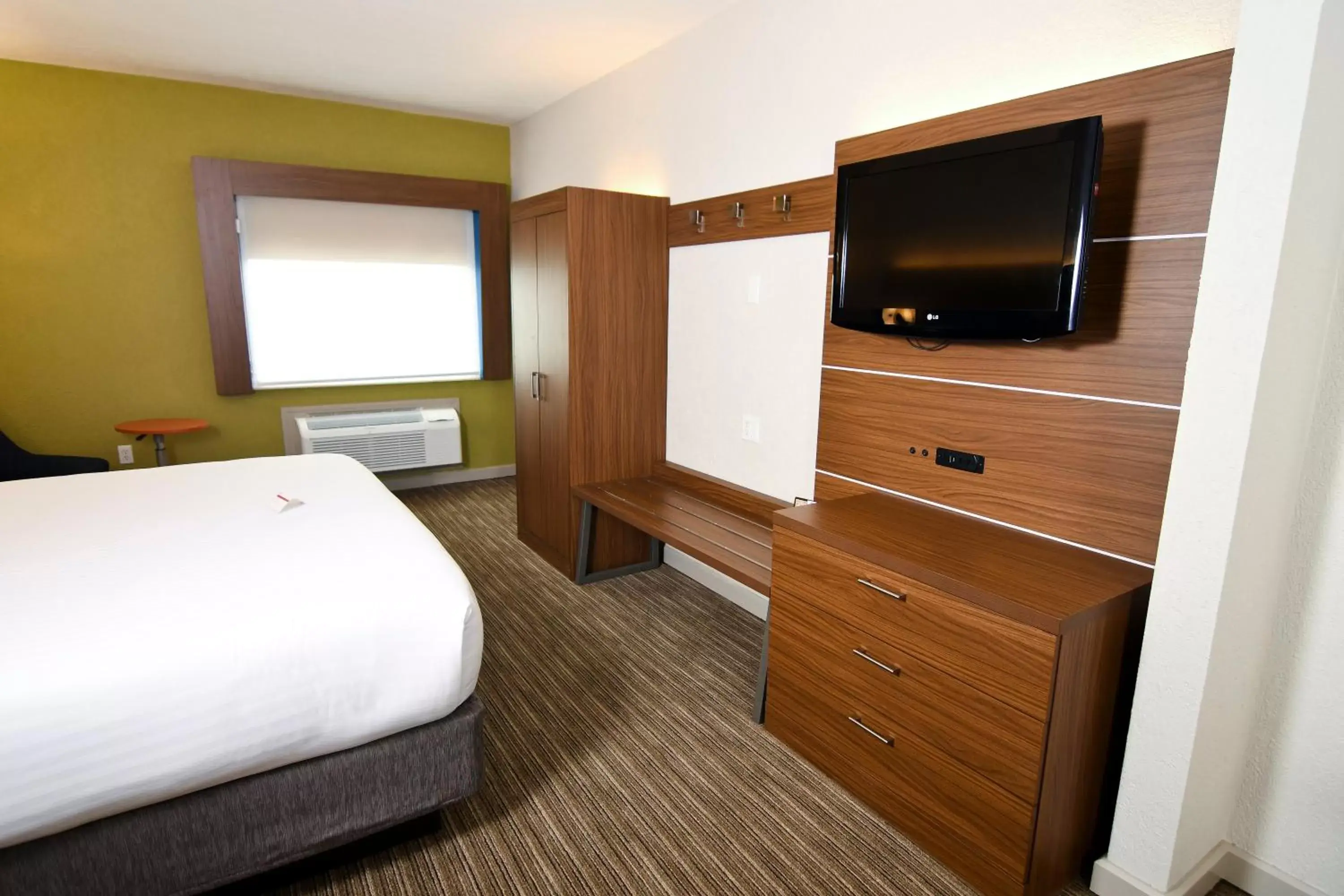 Bedroom, TV/Entertainment Center in Holiday Inn Express Hotel & Suites Port Clinton-Catawba Island, an IHG Hotel