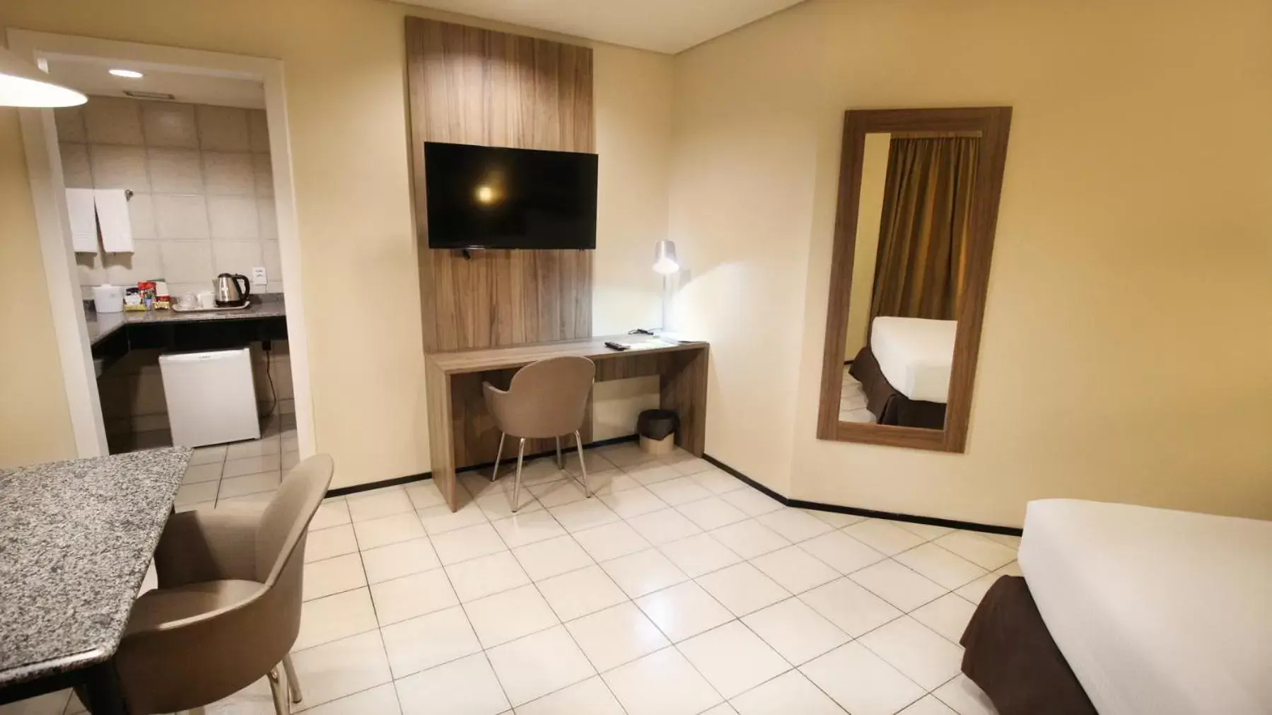 Bedroom, TV/Entertainment Center in Holiday Inn Fortaleza, an IHG Hotel