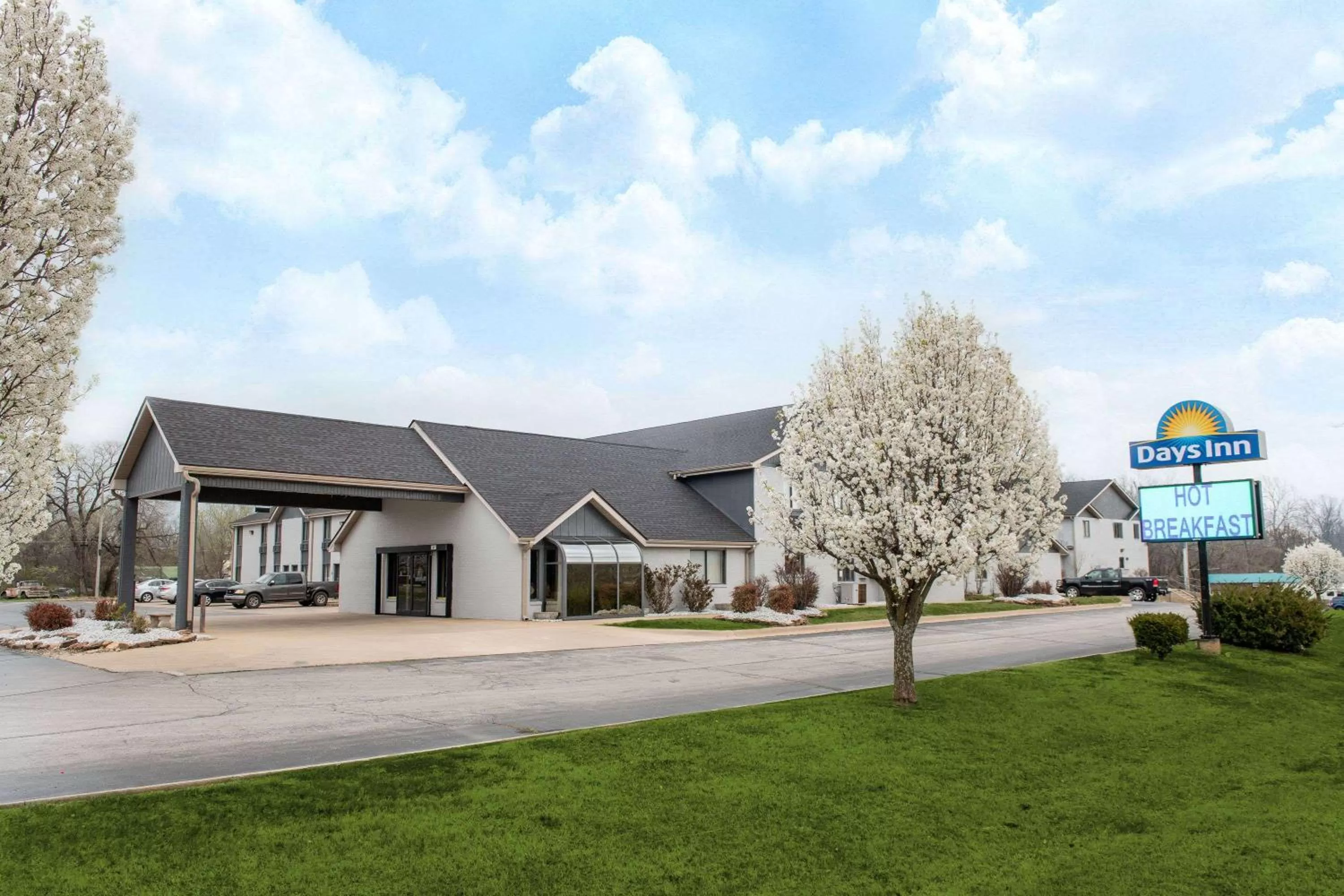 Property building in Days Inn by Wyndham Carthage