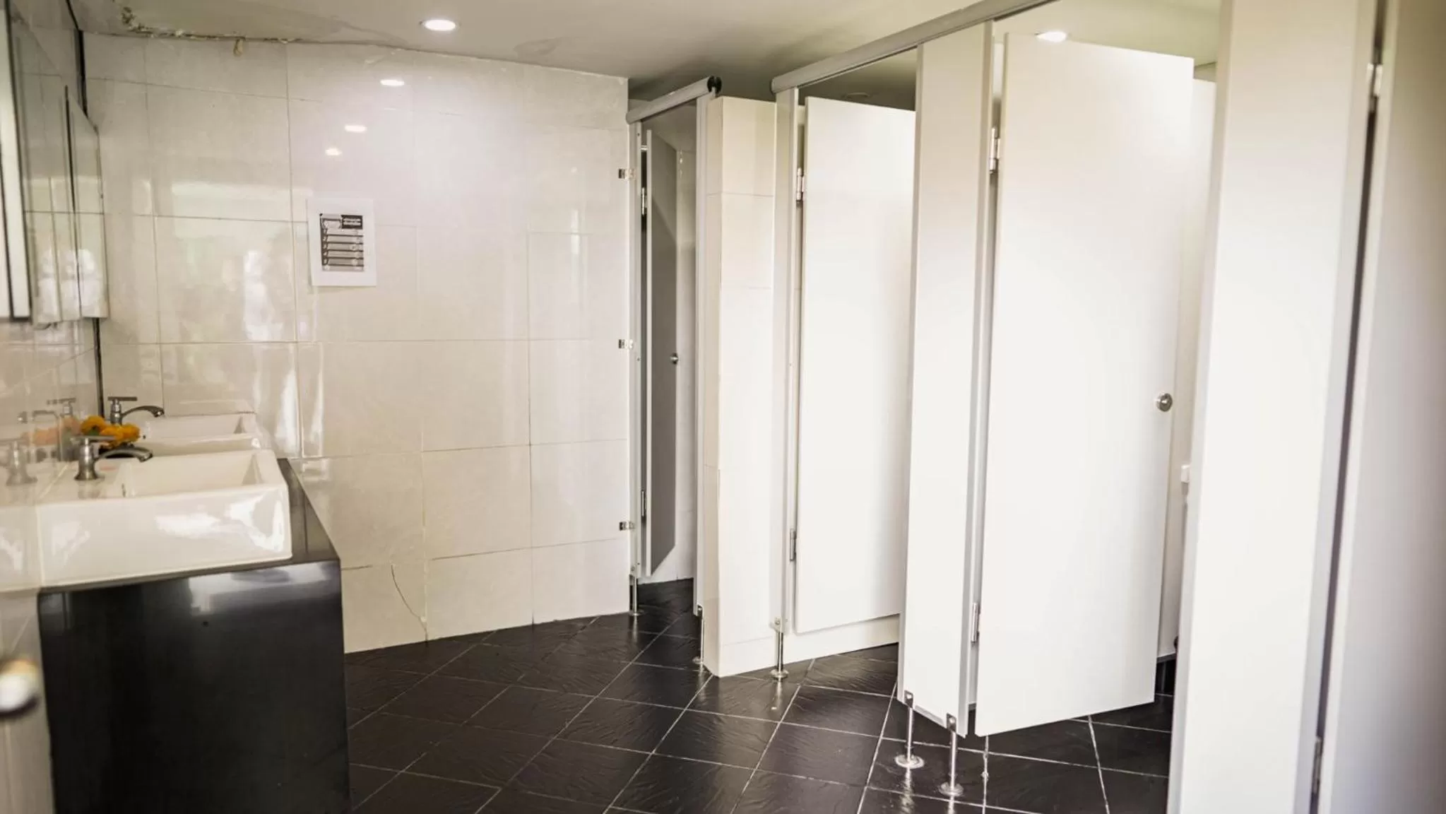 Toilet in RoomQuest Bangkok Don Mueang Airport