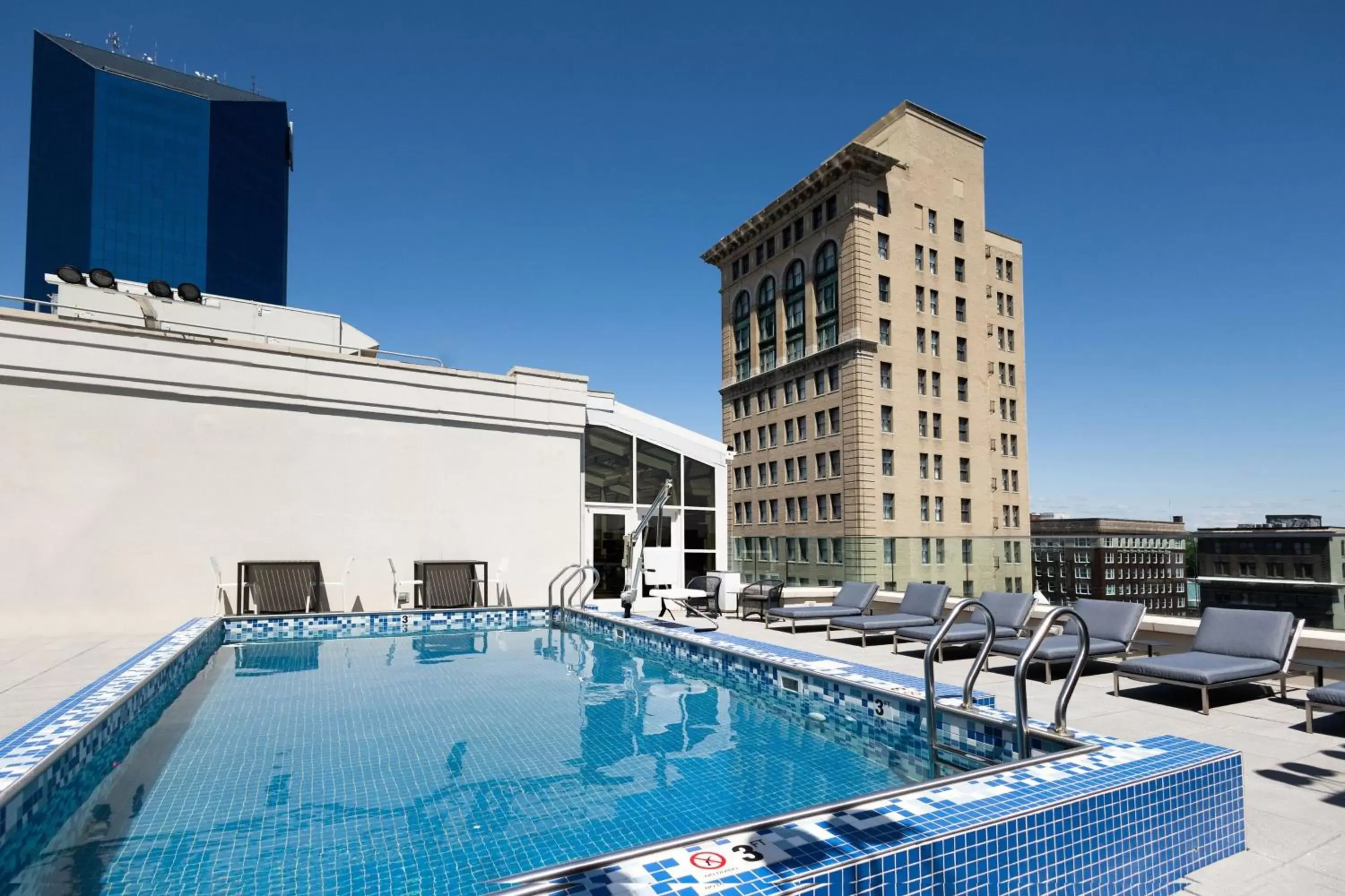 Swimming Pool in Lexington Marriott City Center