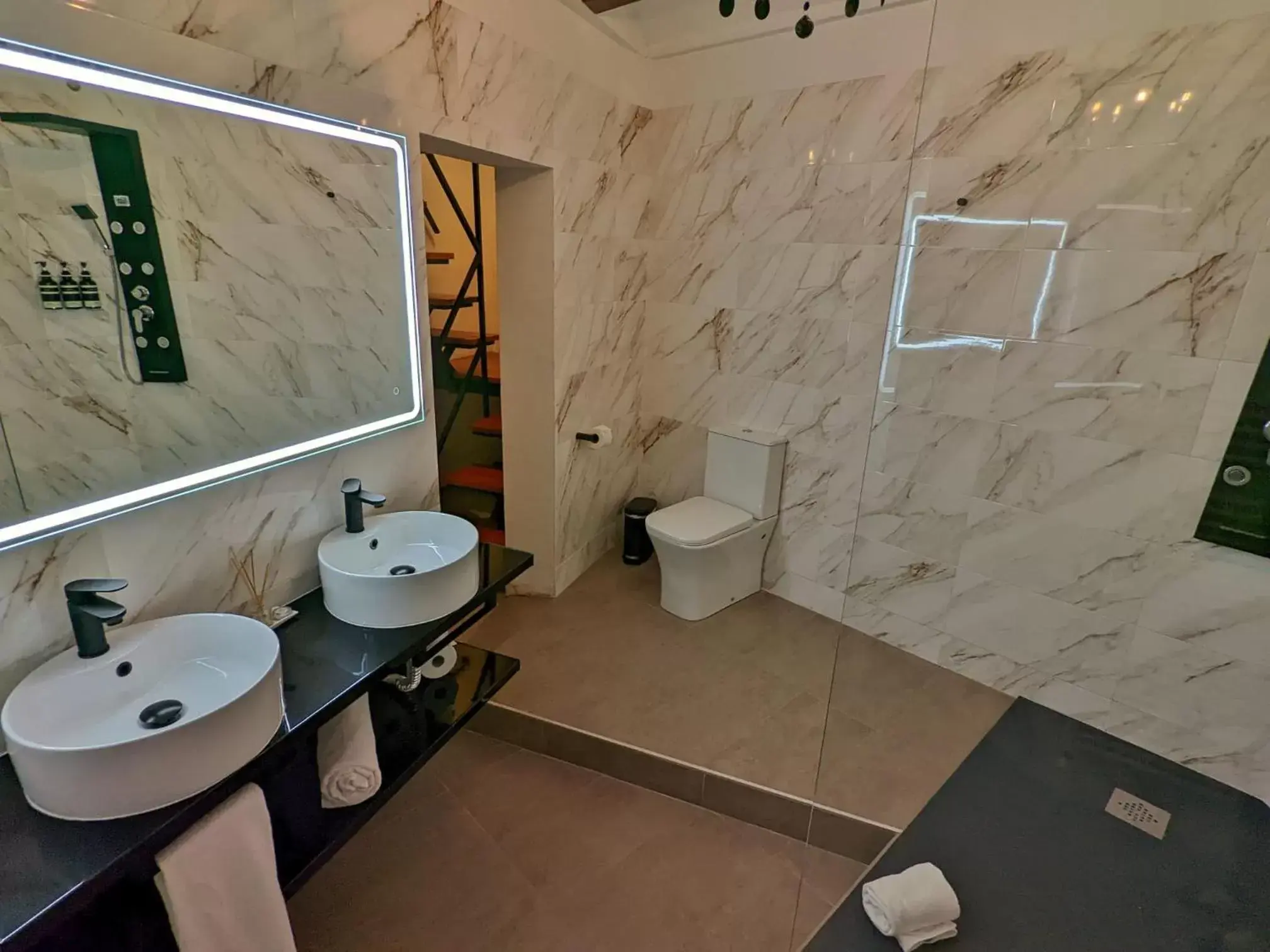 Hot Tub, Bathroom in Catalina Suites