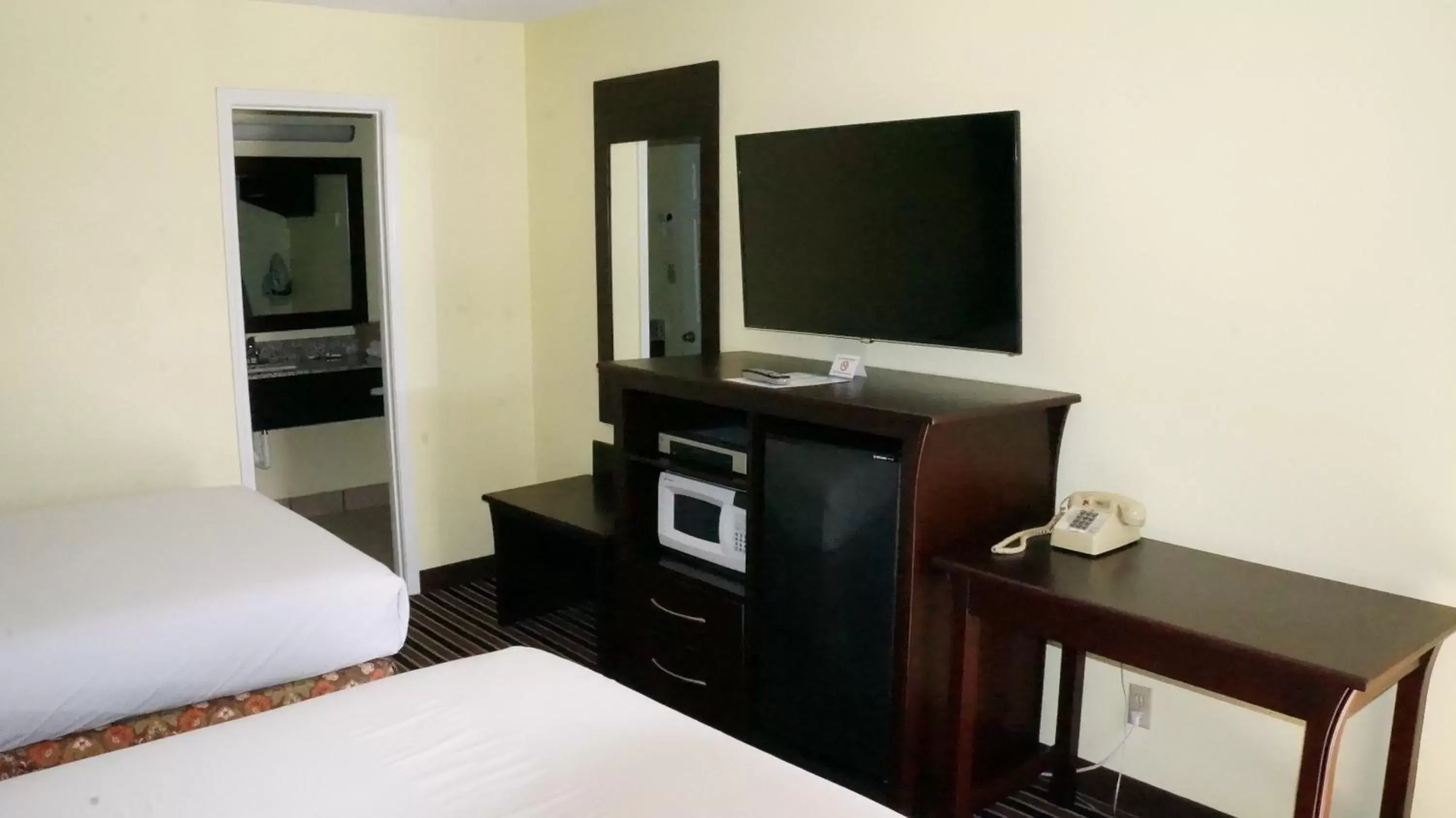 TV and multimedia, TV/Entertainment Center in Regency Inn Pittsburg