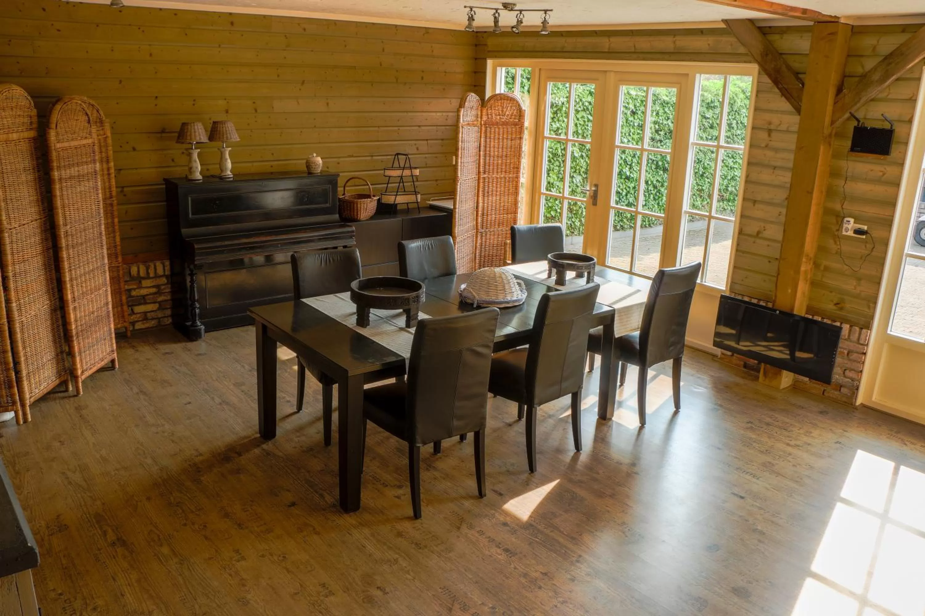 Communal lounge/ TV room in Oostmolenhoeve B&B