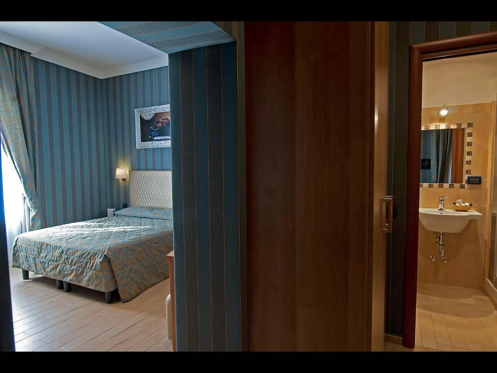 Bathroom, Bed in Hotel Lirico