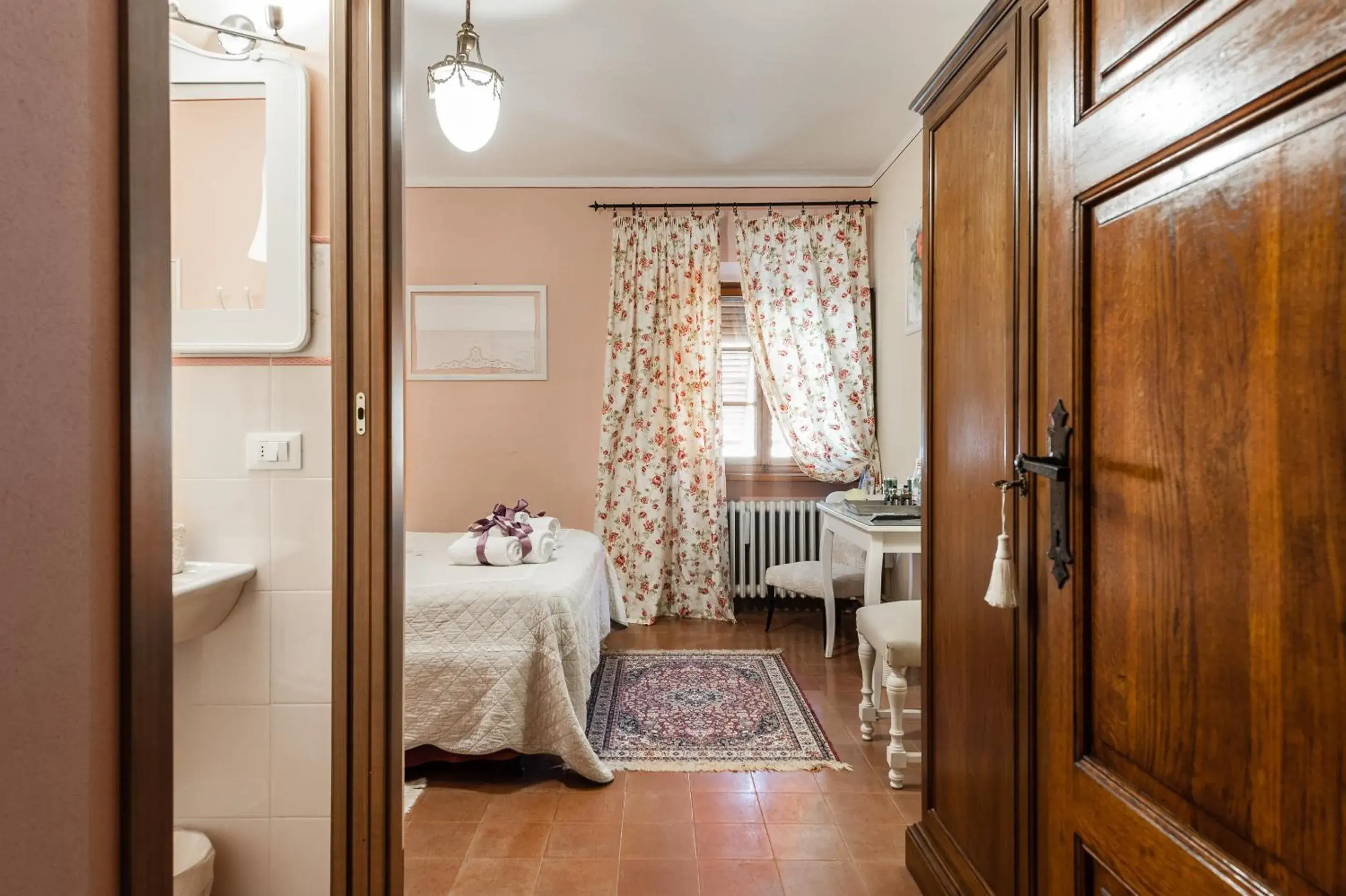 Bedroom, Bathroom in Giardino della Pieve Relais