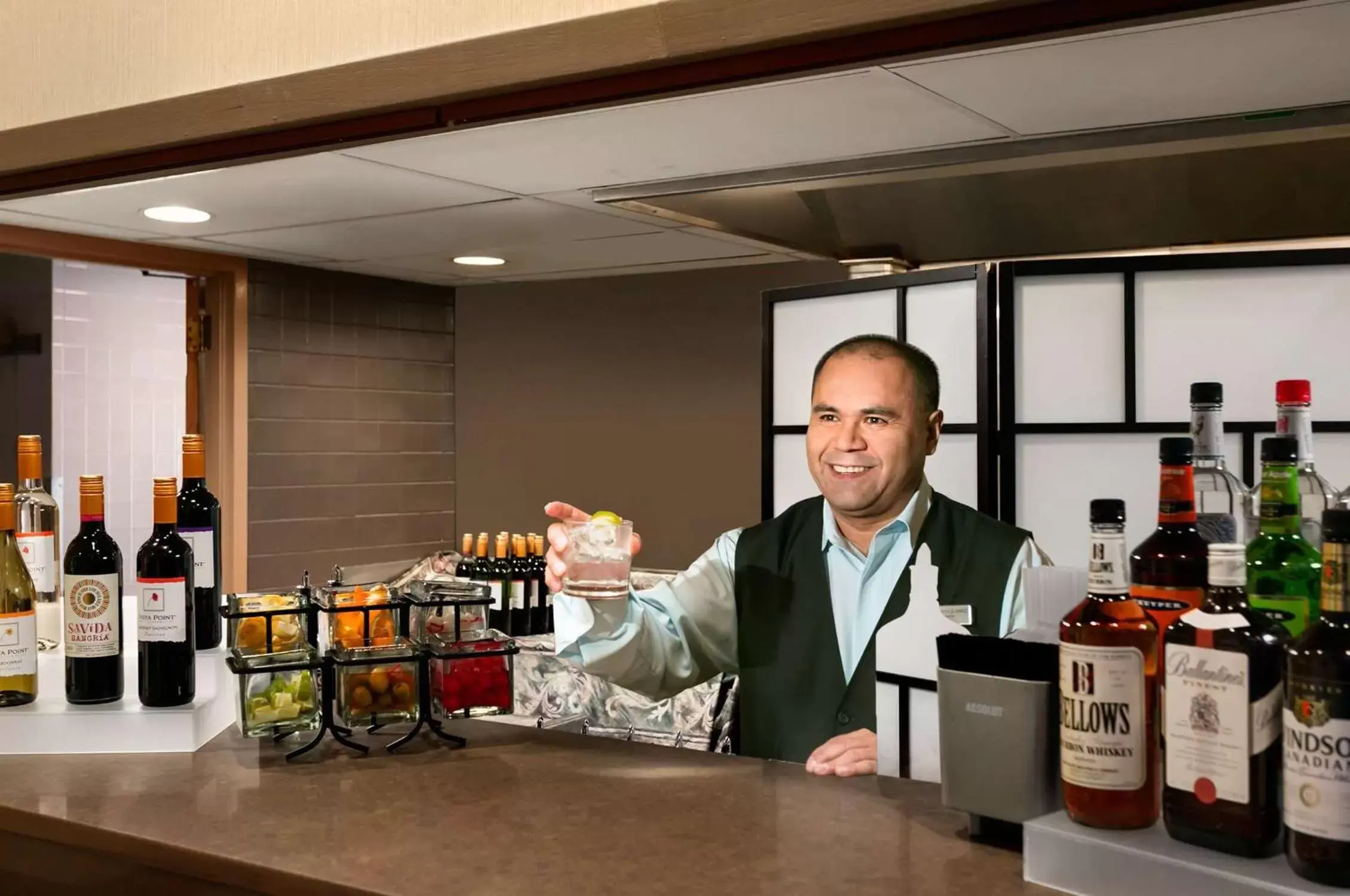 Lounge or bar in Embassy Suites by Hilton Chicago North Shore Deerfield Lounge or bar in Embassy Suites by Hilton Chicago North Shore Deerfield