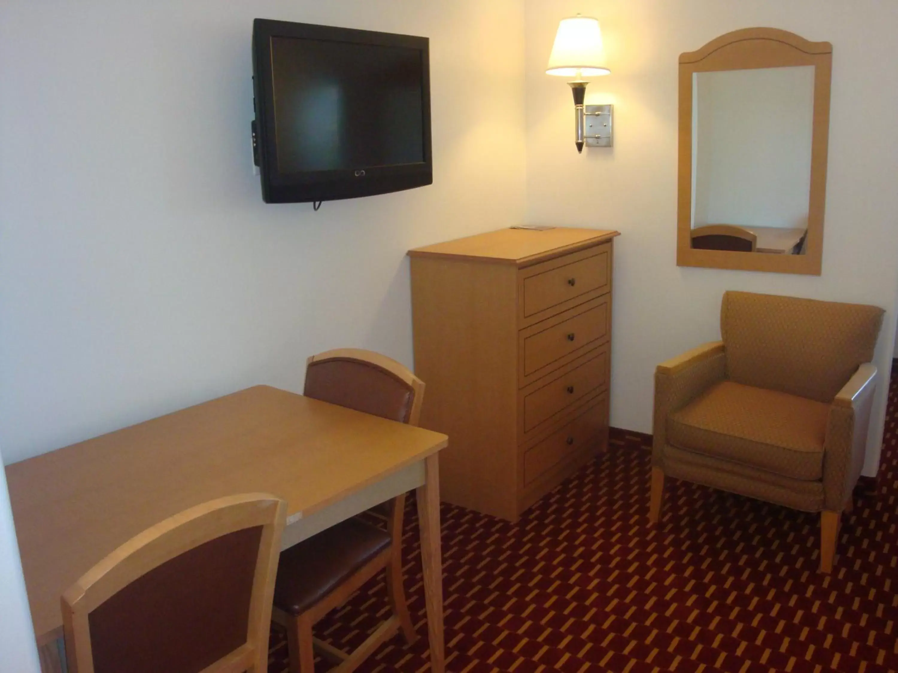 Seating area, TV/Entertainment Center in SureStay Plus Hotel by Best Western Vernal