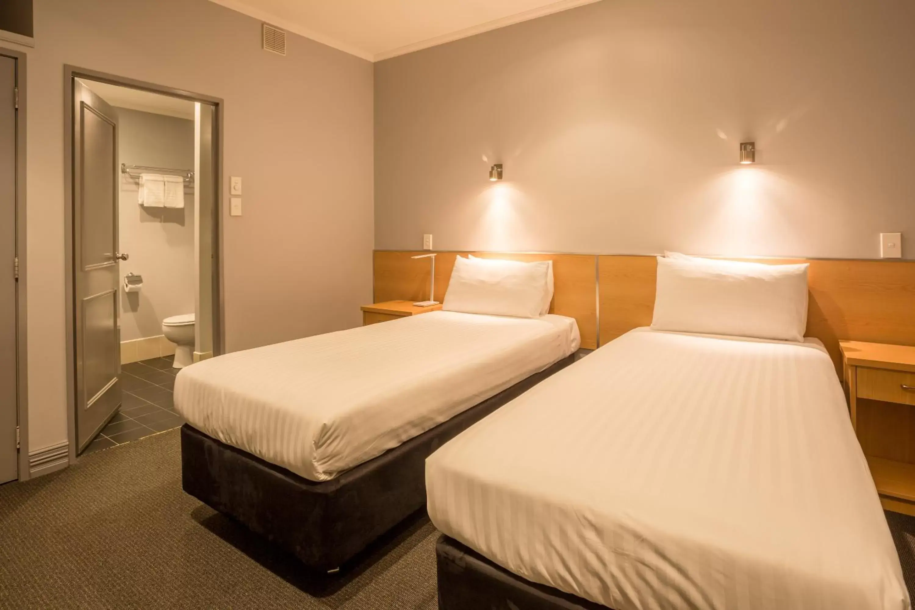 Bedroom, Bed in President Hotel Auckland