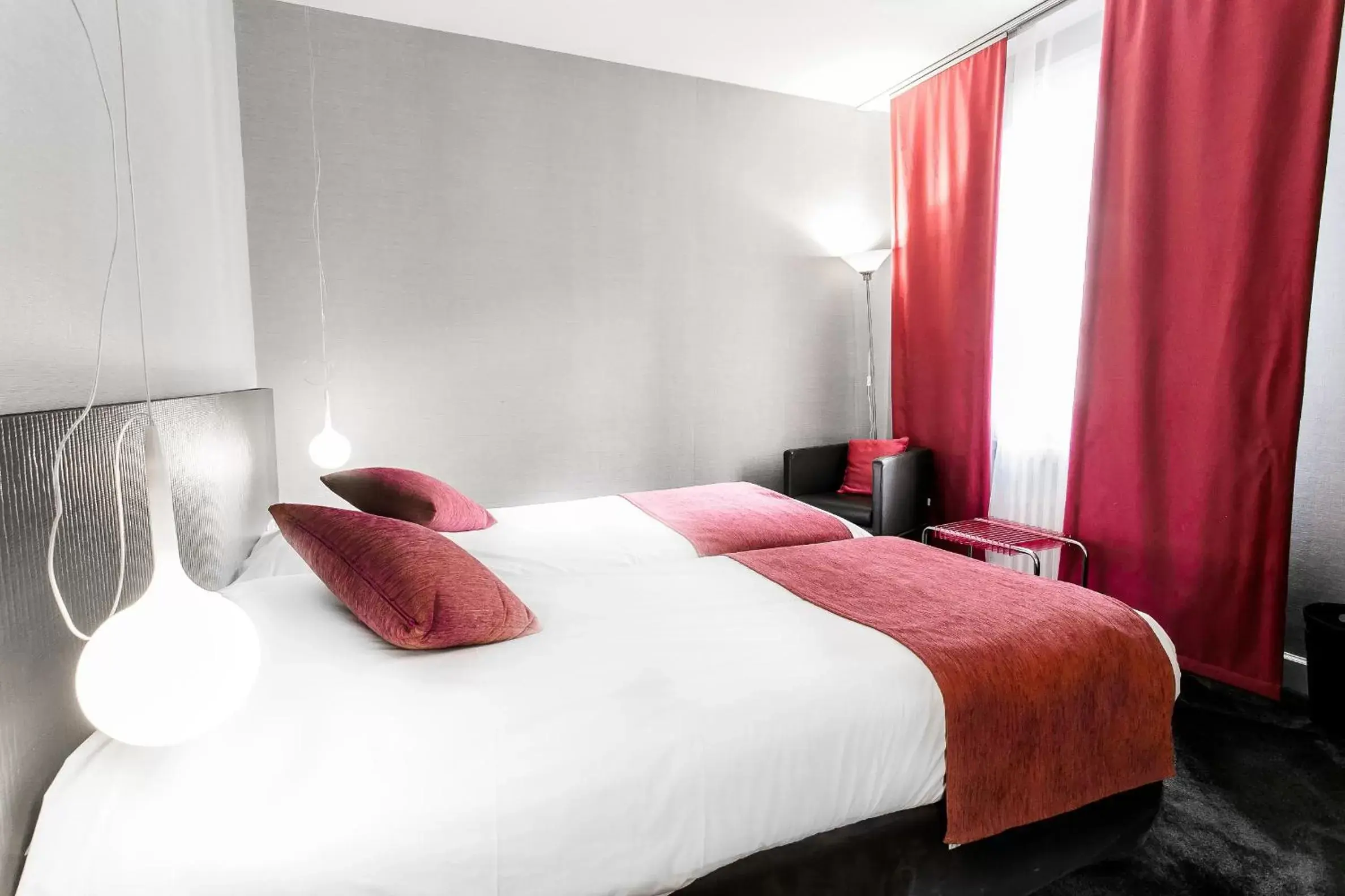 Photo of the whole room, Bed in Hostellerie Du Chapeau Rouge