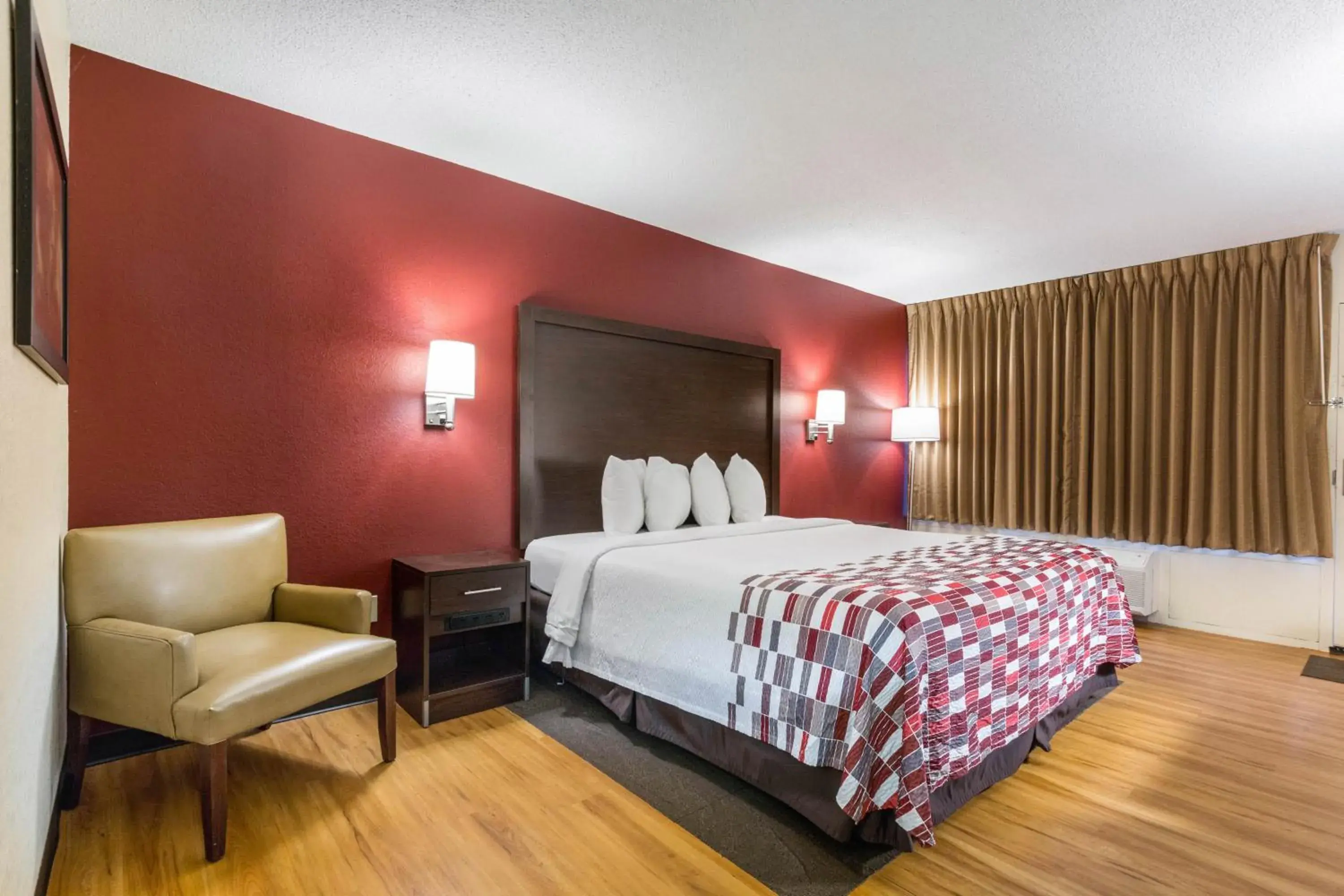 Photo of the whole room, Bed in Red Roof Inn Cincinnati Airport–Florence/ Erlanger