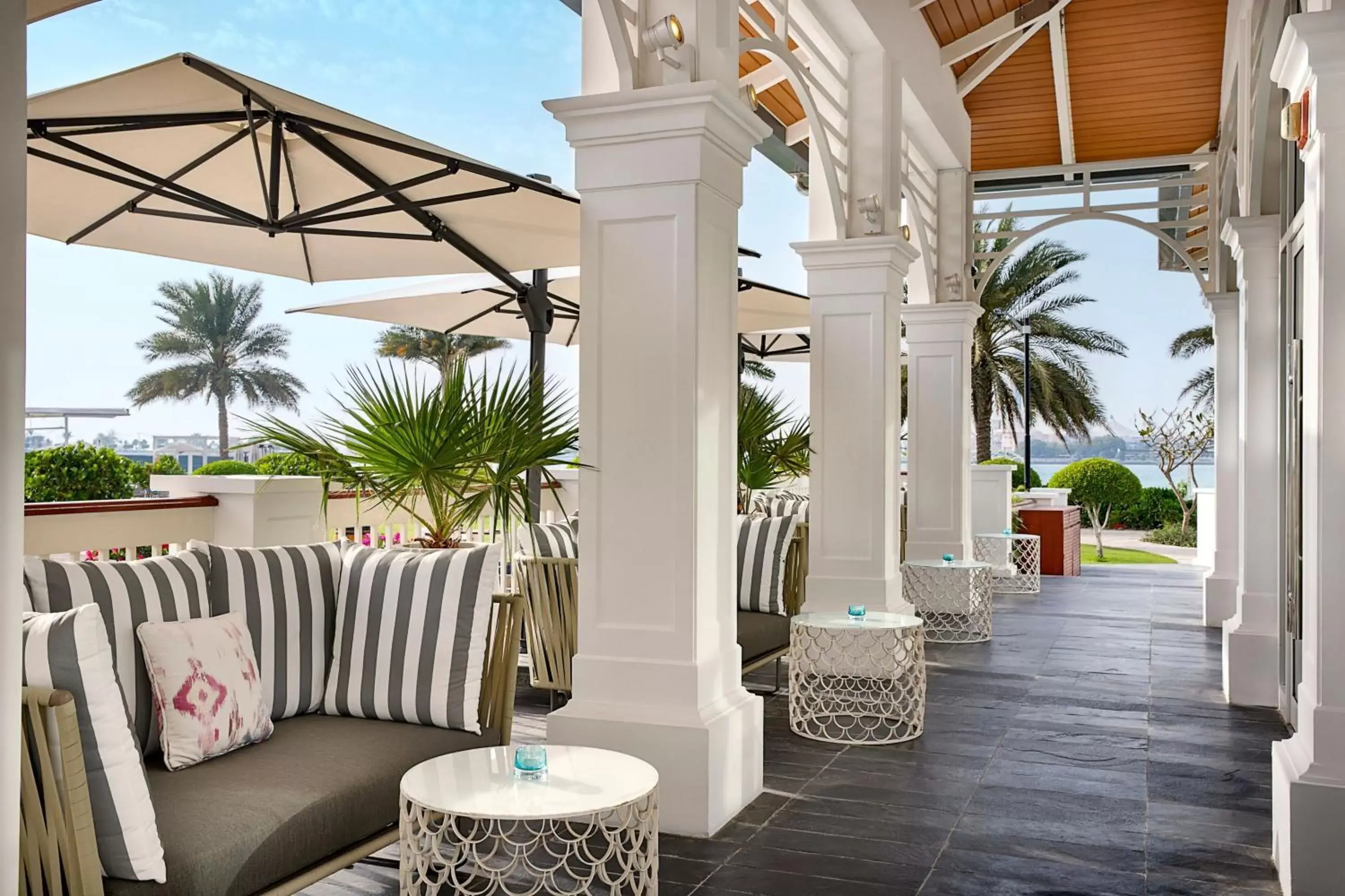 Lounge or bar in The St. Regis Abu Dhabi