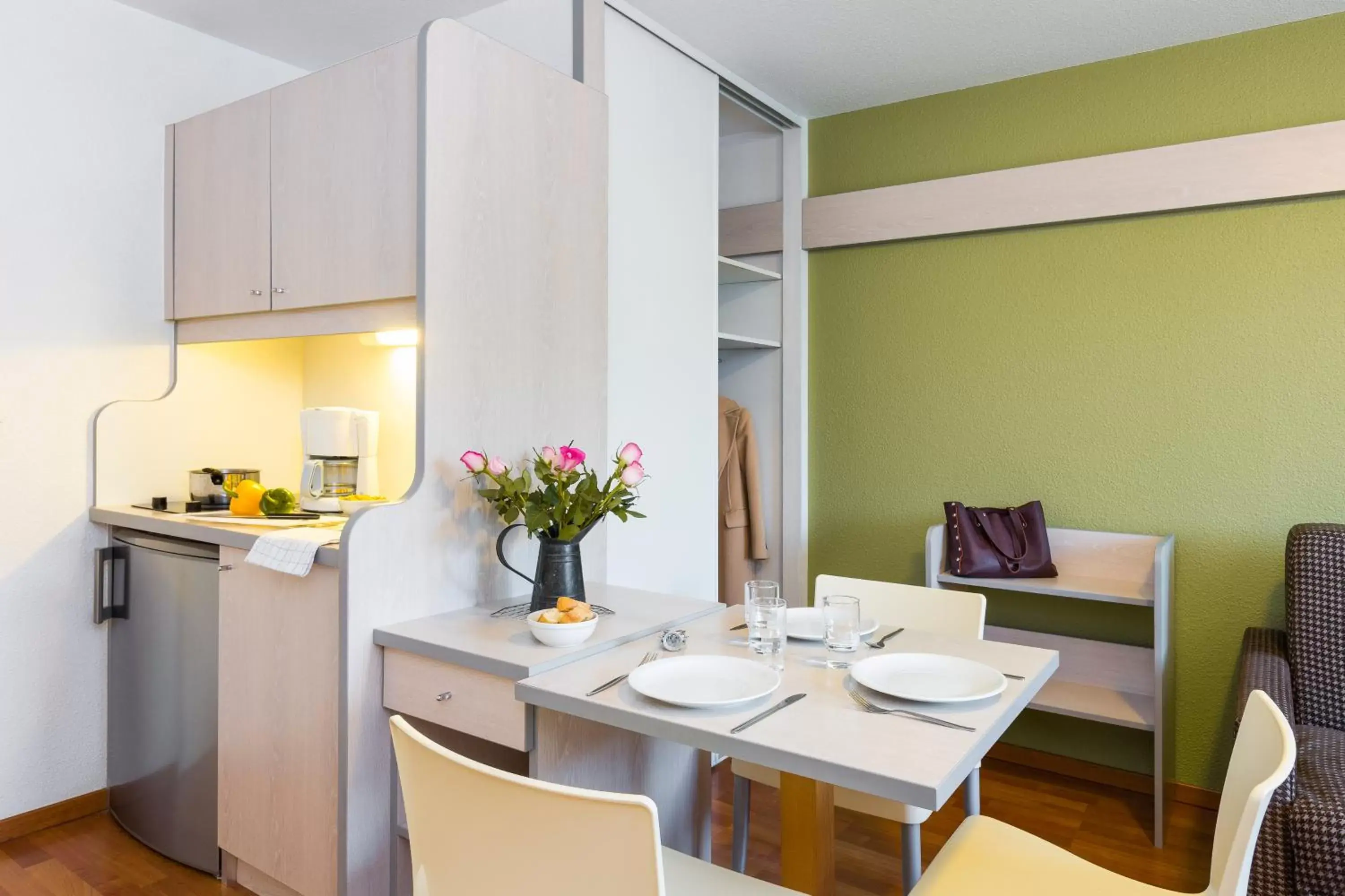 Kitchen or kitchenette, Dining Area in Aparthotel Adagio Access Rennes Centre