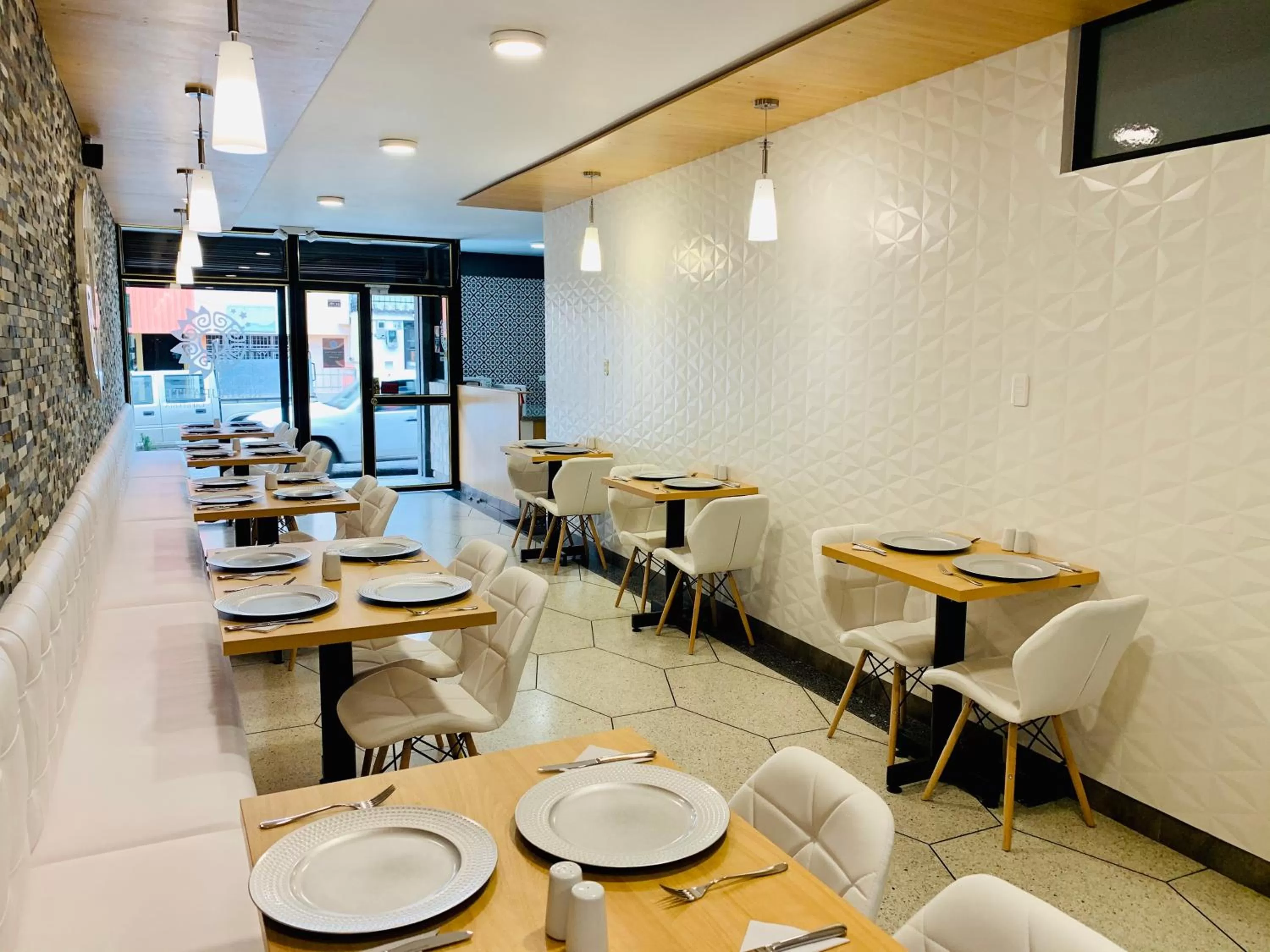 Restaurant/places to eat in Hotel Endamo