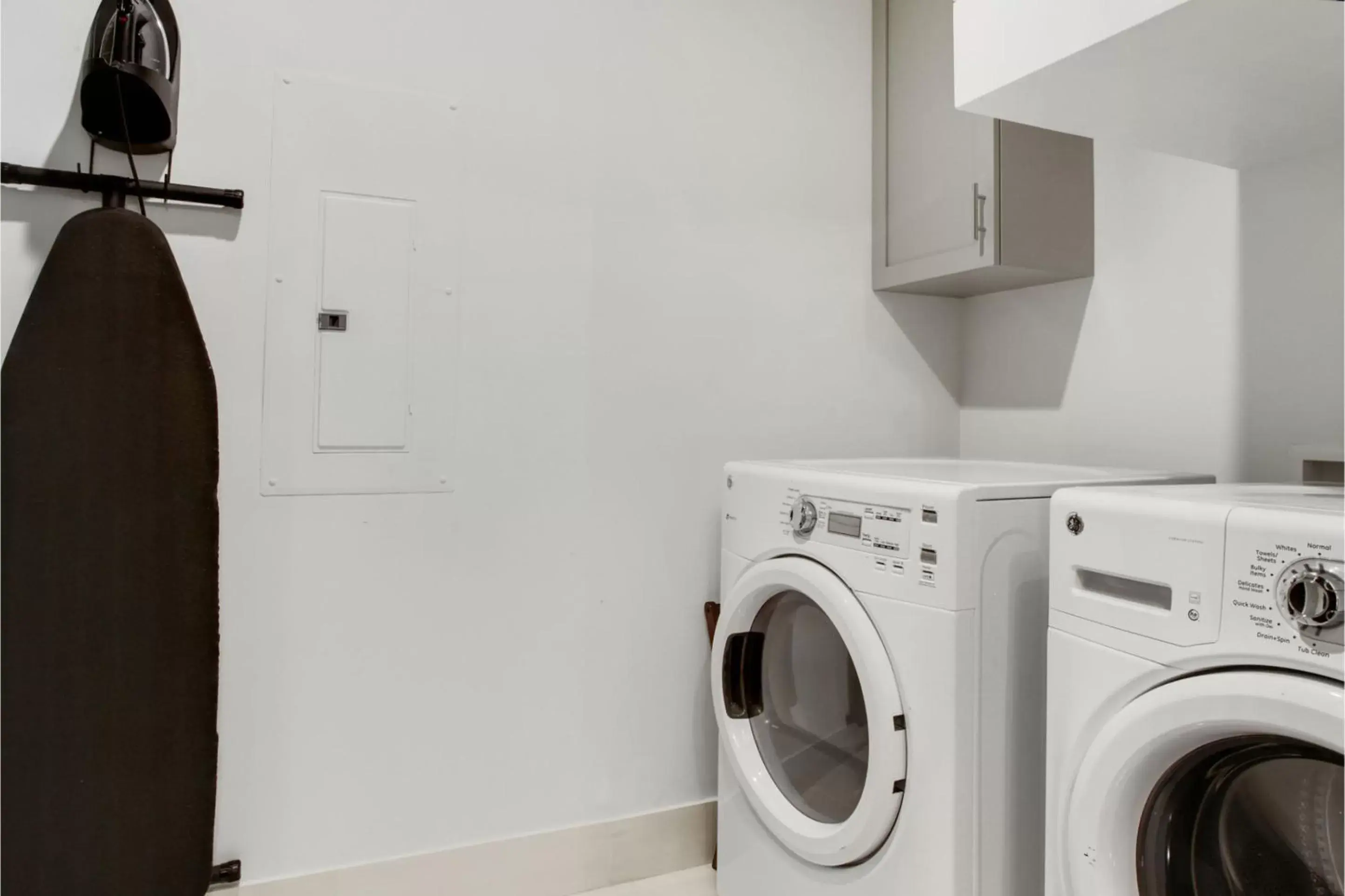 washing machine, Bathroom in Roami at The Brandywine